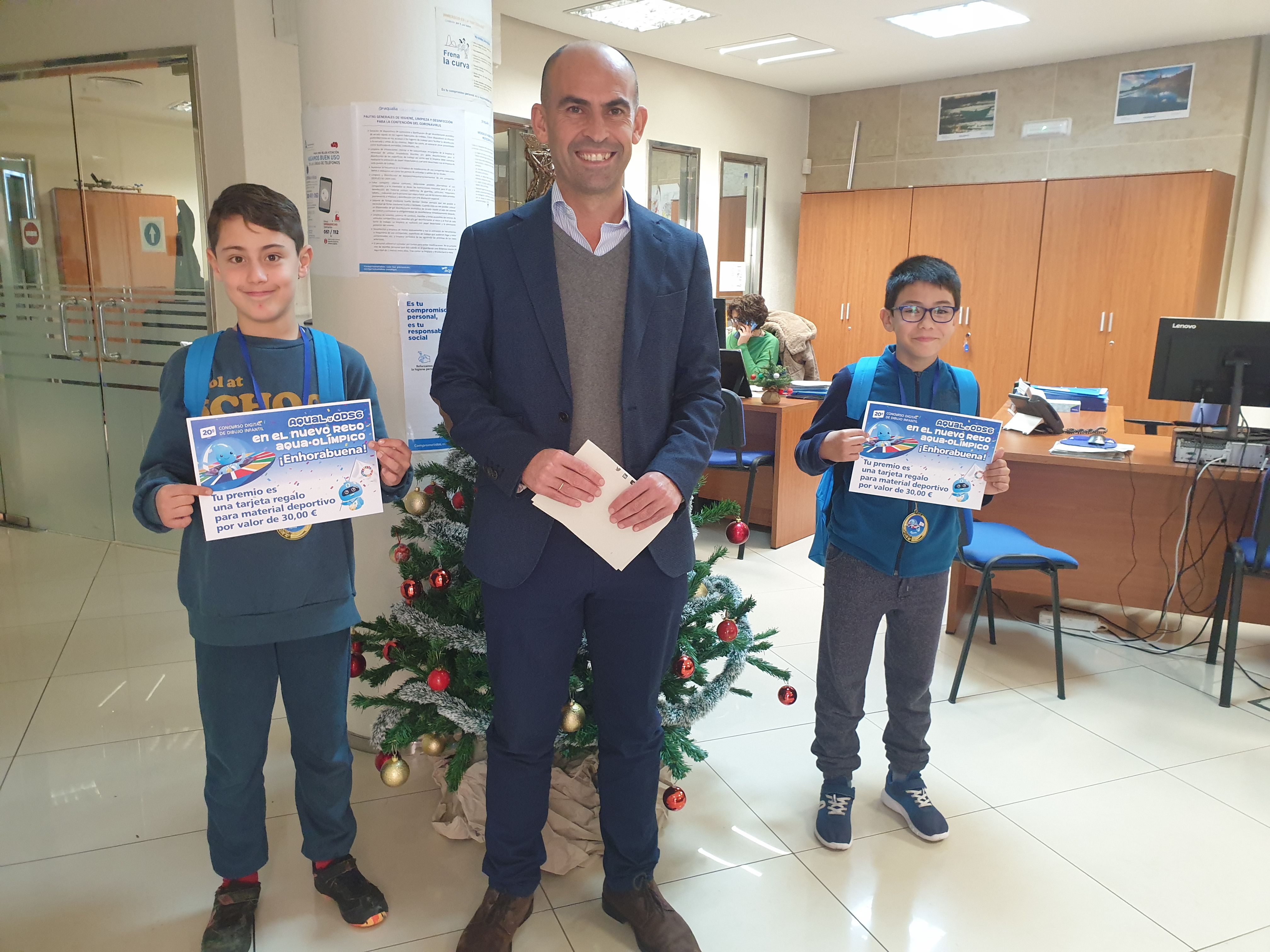 Entrega de los Premios Aqualia Jerez a dos niños.