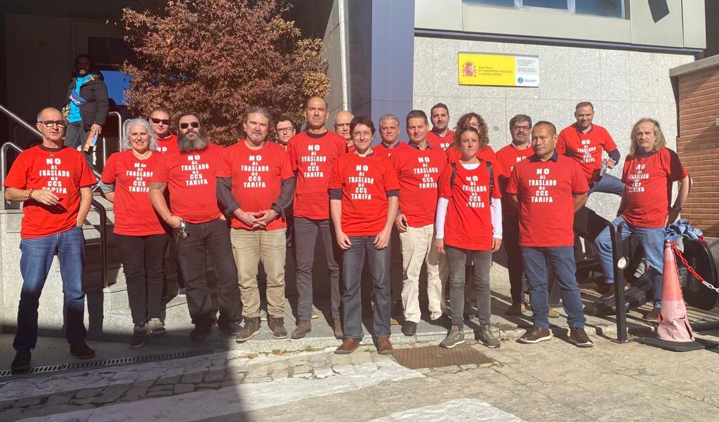 Representantes de los trabajadores de Sasemar portaron camisetas para protestar contra la decisión de trasladar al personal de Tarifa a Algeciras.