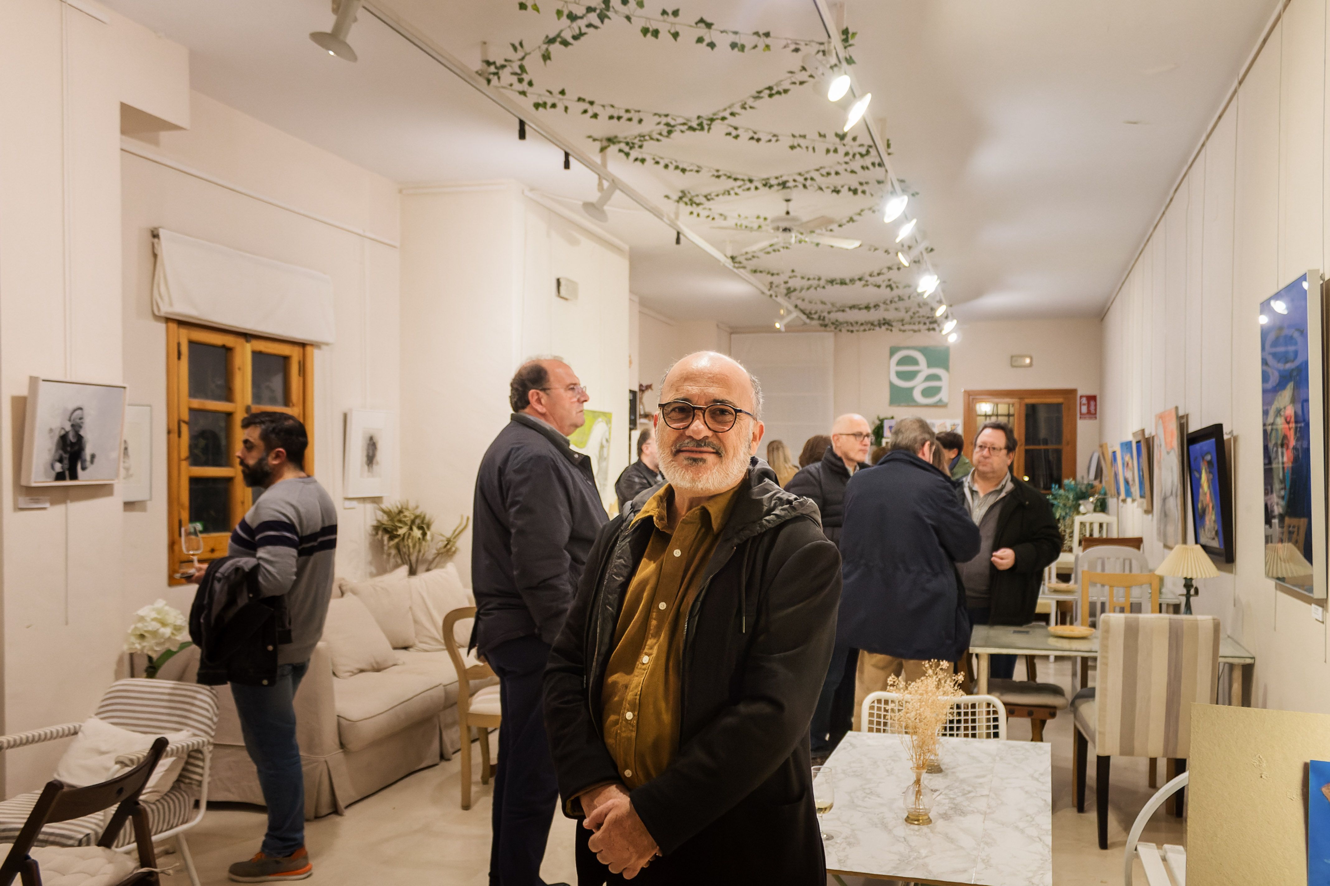 El artista jerezano Fernando Toro en la galería de arte Espacio Abierto