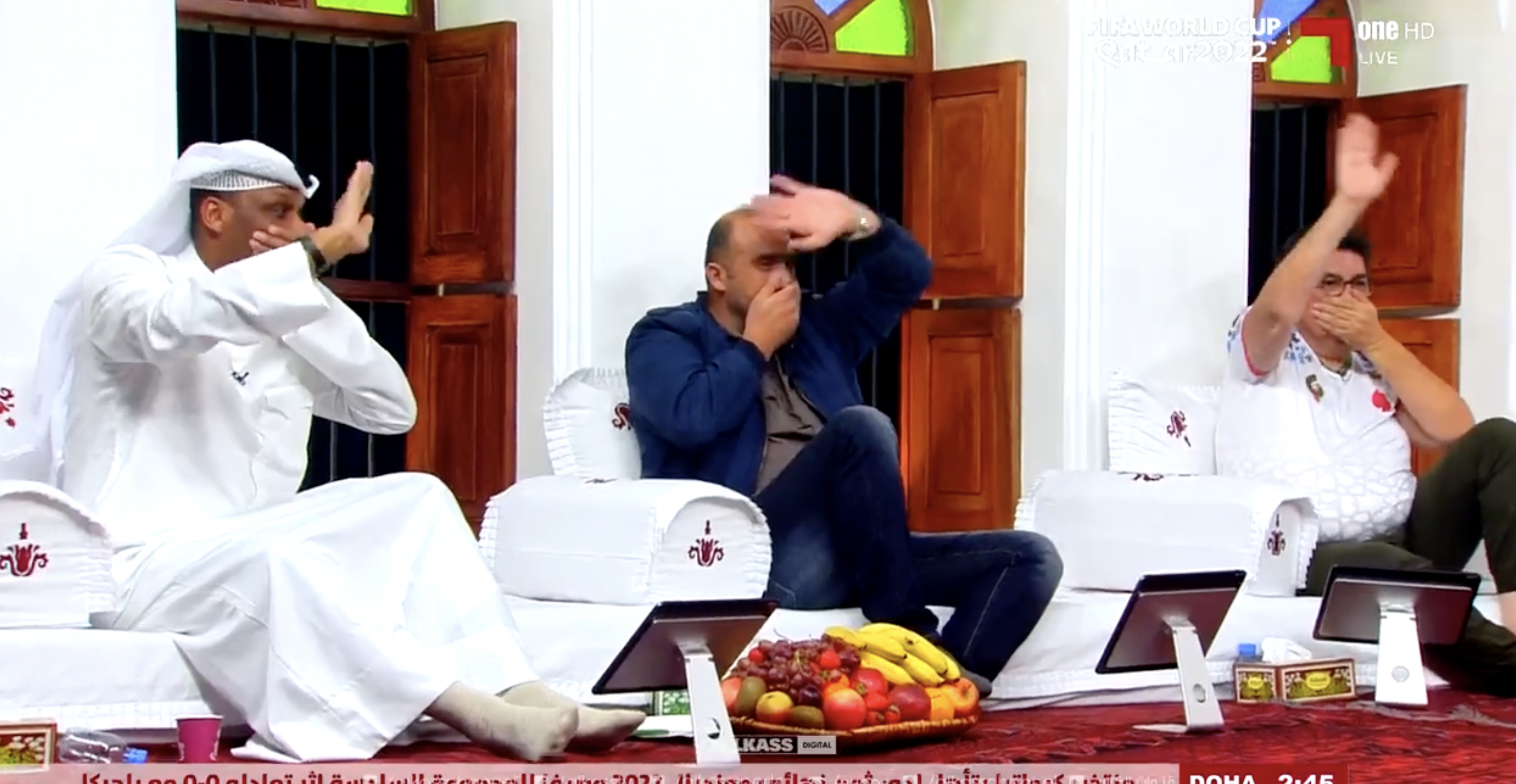 Periodistas de la televisión de Qatar protagonizaron un bochornoso momento despidiendo a Alemania del Mundial mientras se tapaban la boca.