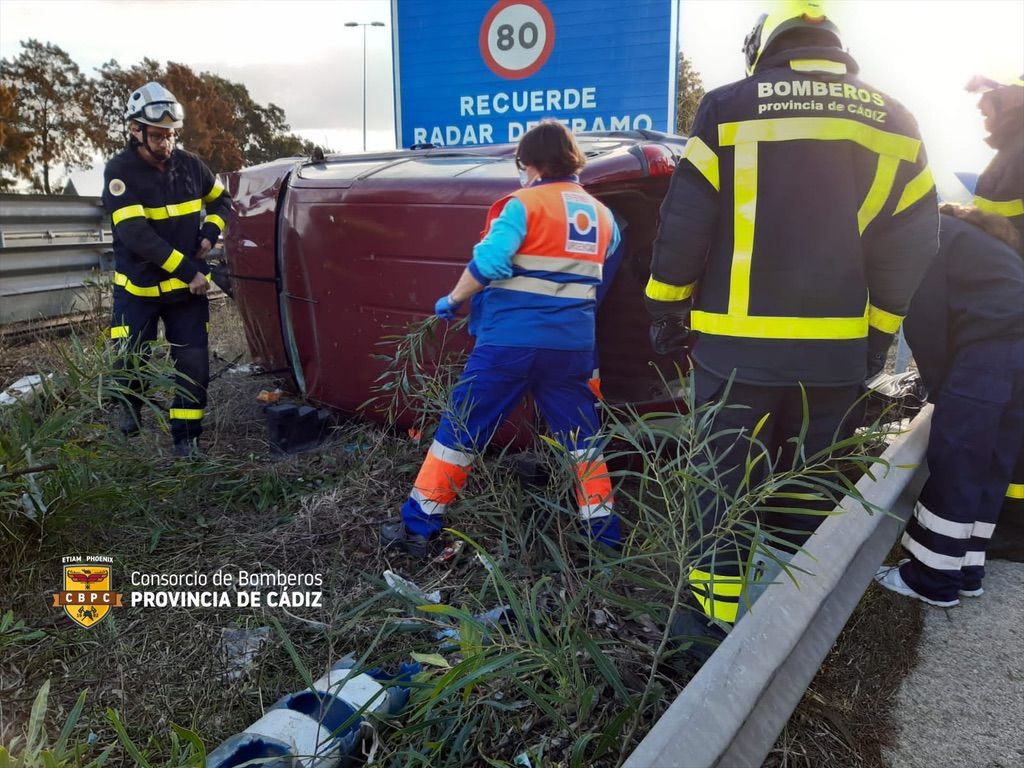 Aparatoso accidente en la CA.33 dirección Puerto Real acaba con una herida 