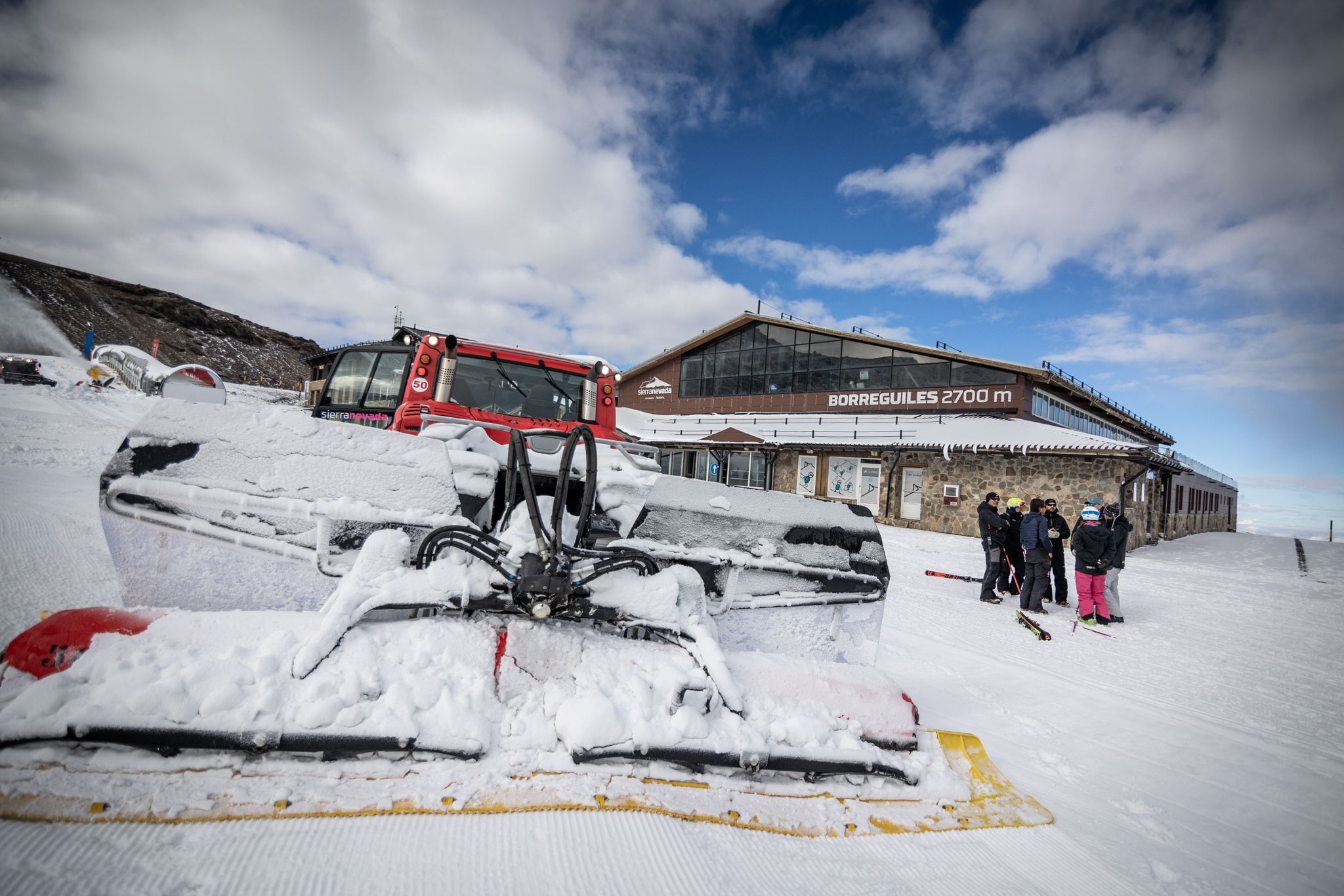 Sierra Nevada da la bienvenida a los esquiadores: cinco pistas y estreno del nuevo telesilla Emile Allais. En la imagen, Borreguiles.