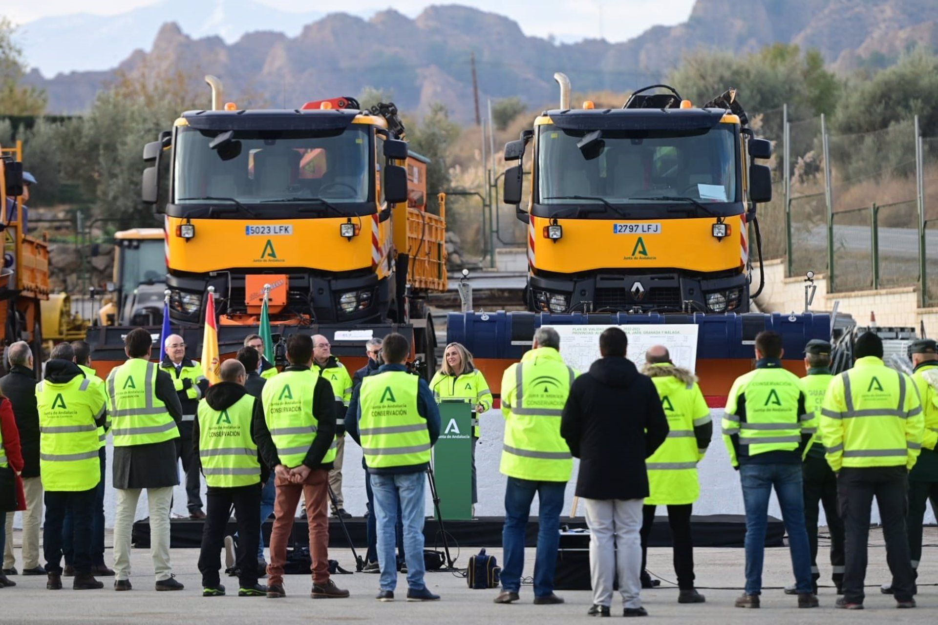 Más de 470 efectivos y 160 vehículos conforman el equipo desplegado por la Junta de Andalucía para velar por el buen estado de las carreteras y hacer frente a las nevadas y heladas en la comunidad.