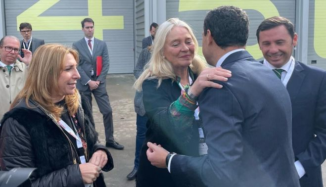 La delegada de la Junta en Cádiz saluda al presidente Moreno. CÁDIZ JUNTA