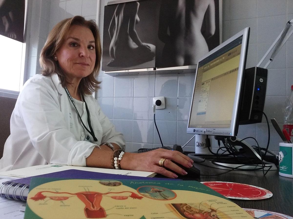 María Antonia Pacheco posa con la Guía Andaluza para el Tratamiento de las Mujeres con Endometriosis.