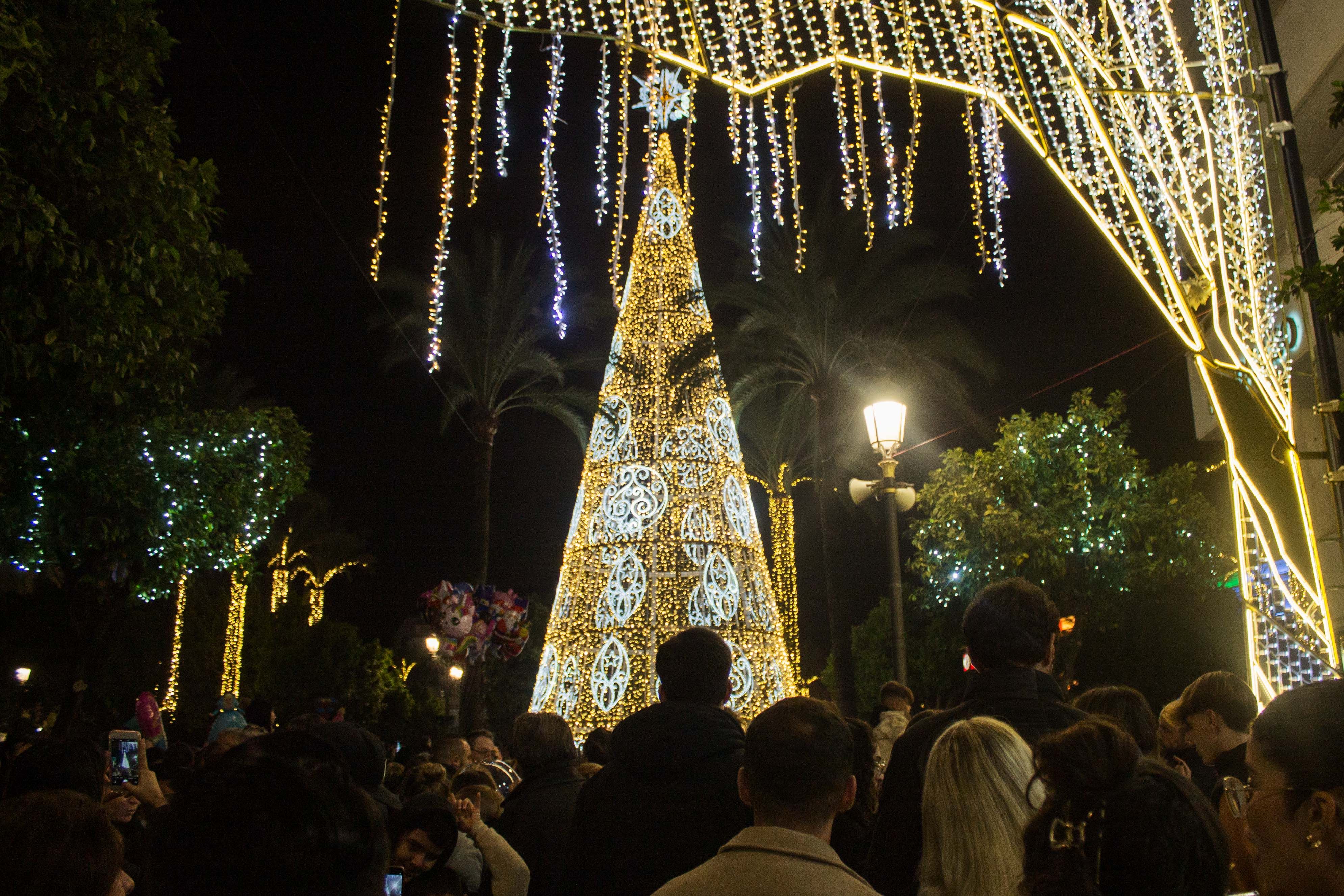 La plaza del Arenal con toda la decoración navideña.