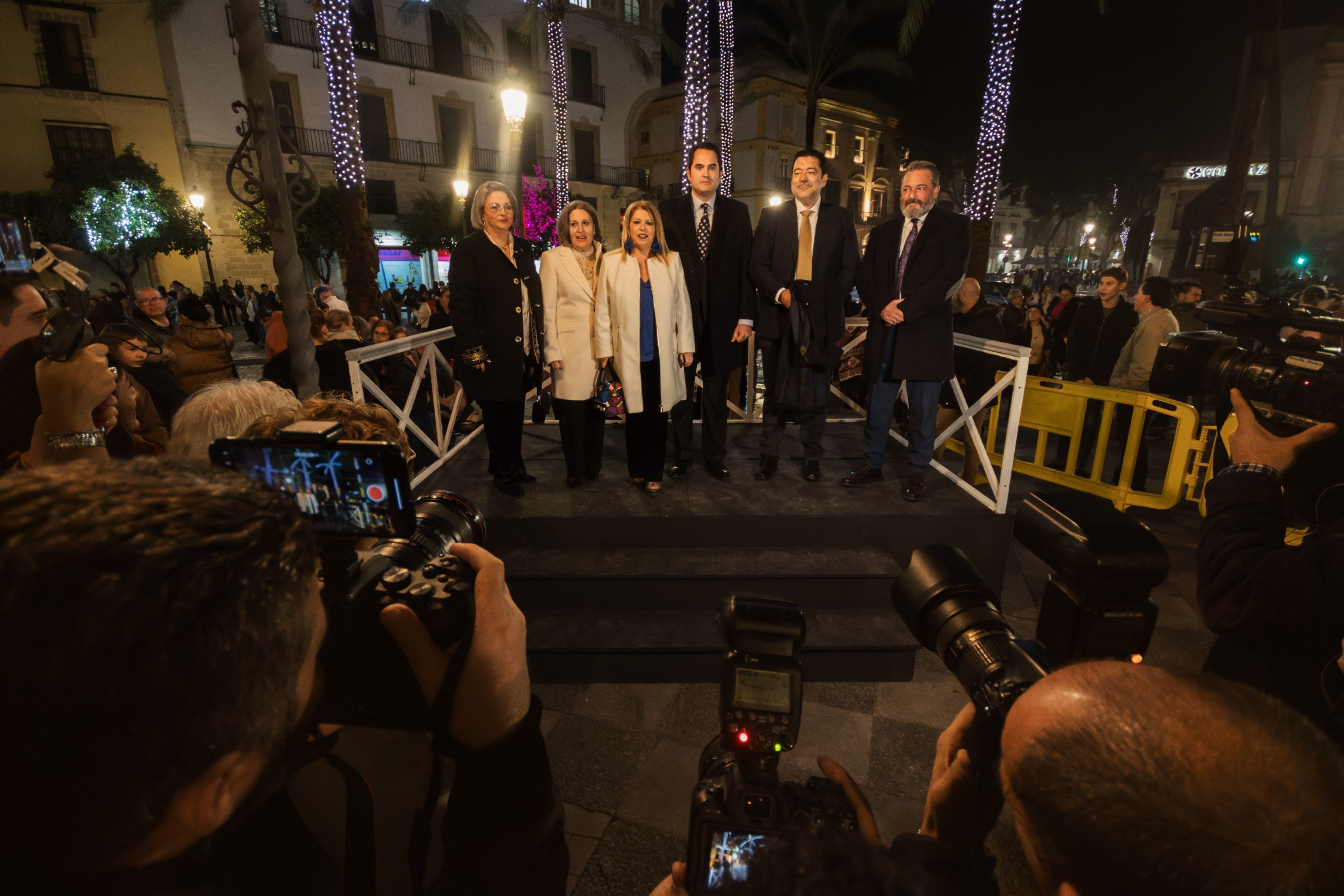 La alcaldesa de Jerez, en el centro de la imagen, el pasado viernes en el encendido oficial del alumbrado de Navidad.