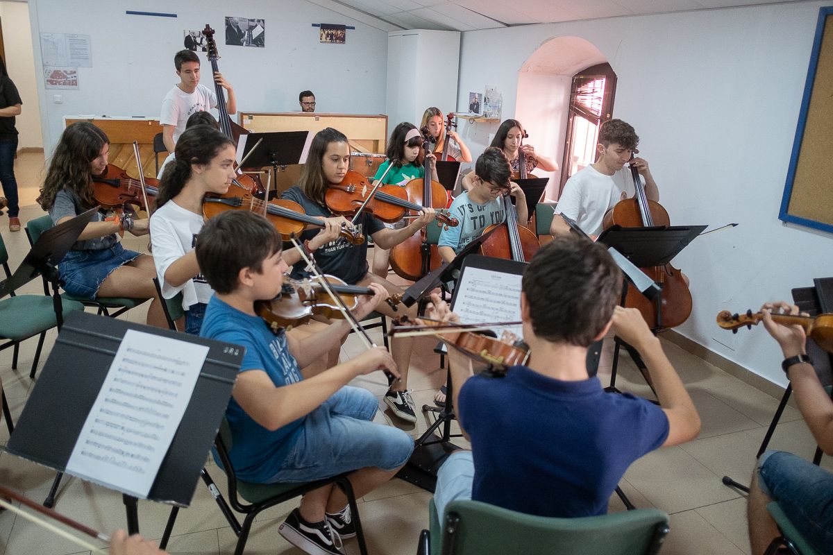 Los integrantes de la Joven Orquesta de Xerez ensayan de cara a su próximo concierto. FOTO: MANU GARCÍA