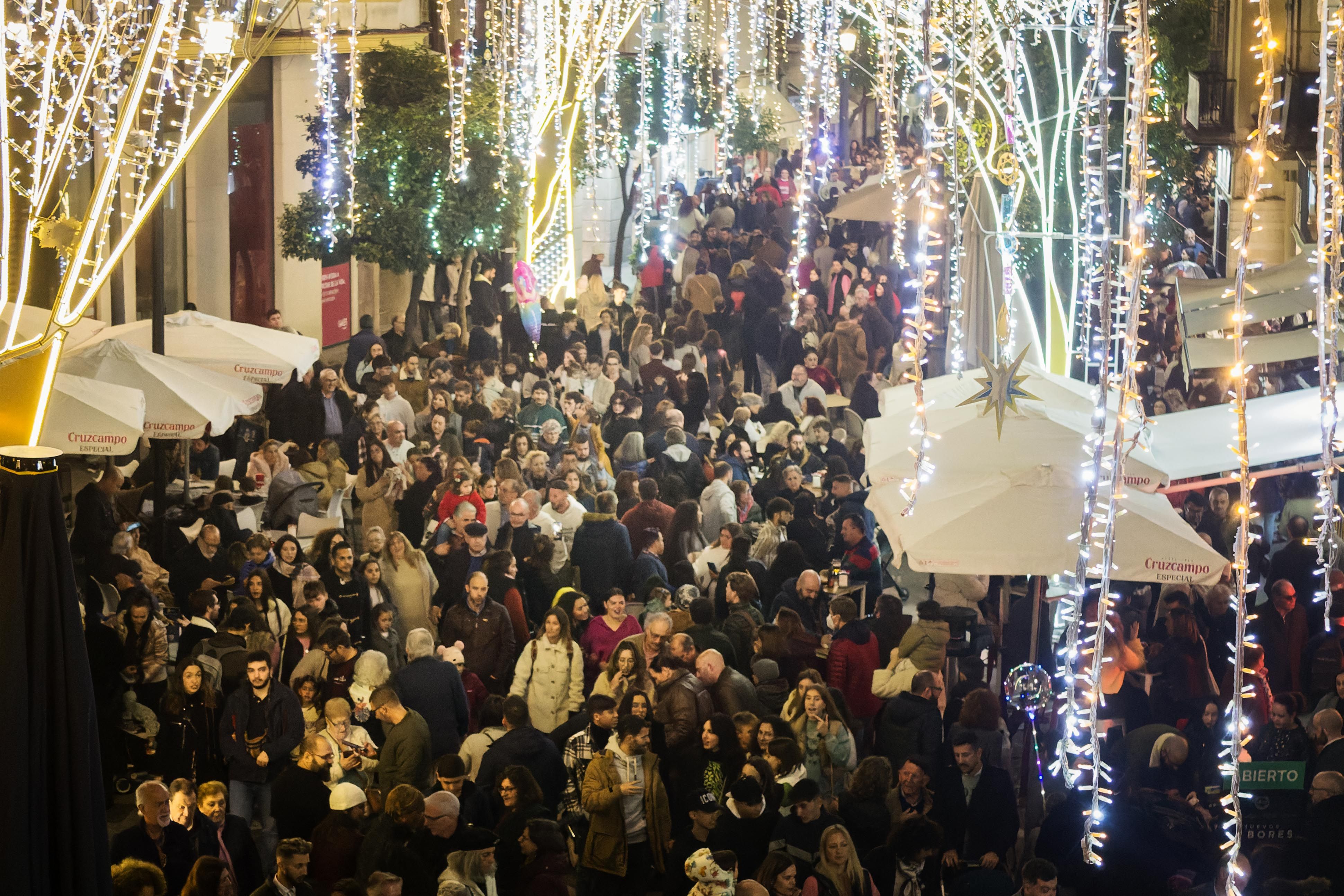 Masiva presencia de público en el centro al inicio de la temporada navideña. Masiva presencia de público en el centro al inicio de la temporada navideña.