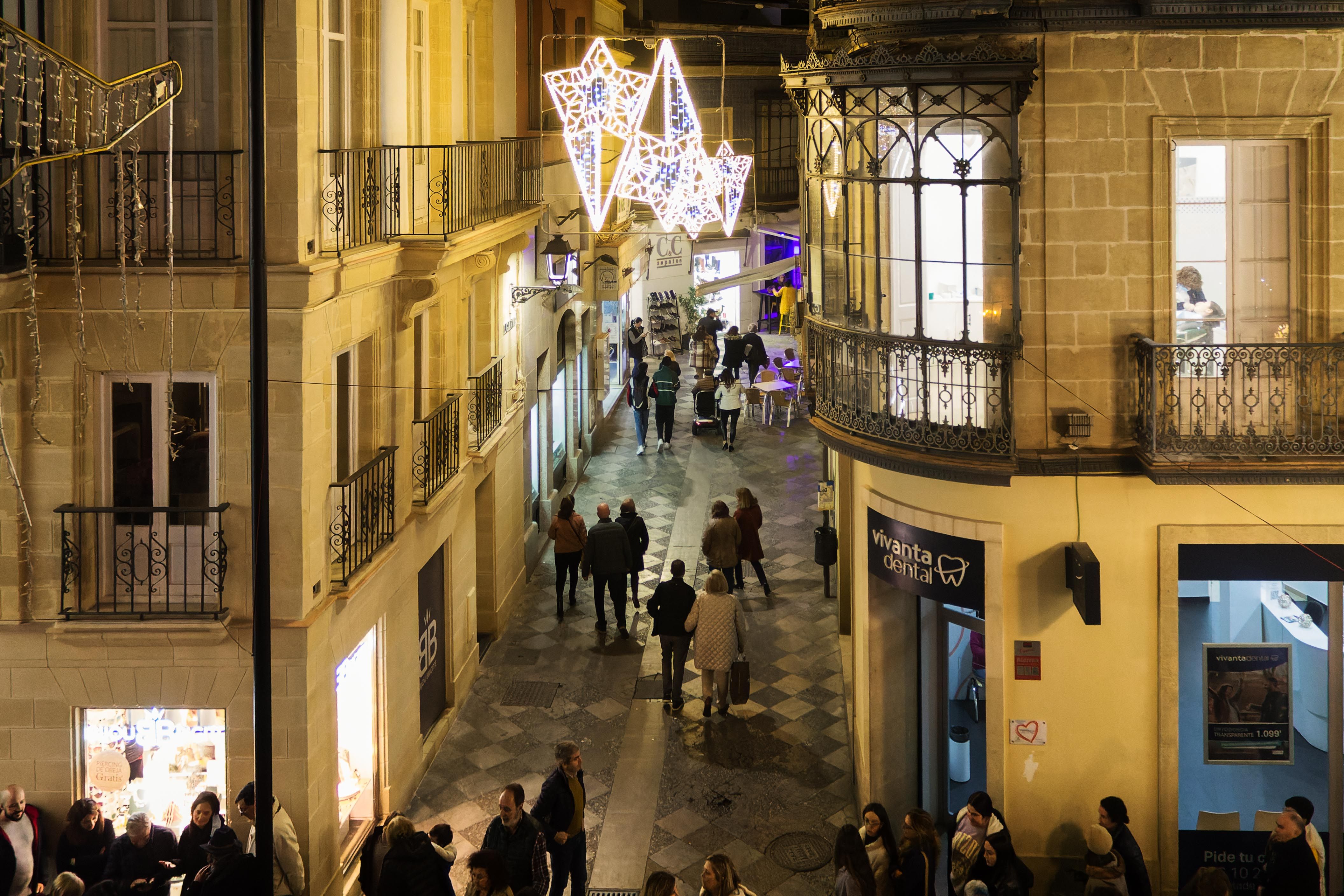 Imagen del alumbrado en el centro de Jerez. El PP denuncia que el Ayuntamiento se haya 'olvidado' de las barriadas rurales. Imagen del alumbrado en el centro de Jerez. El PP denuncia que el Ayuntamiento se haya 'olvidado' de las barriadas rurales.
