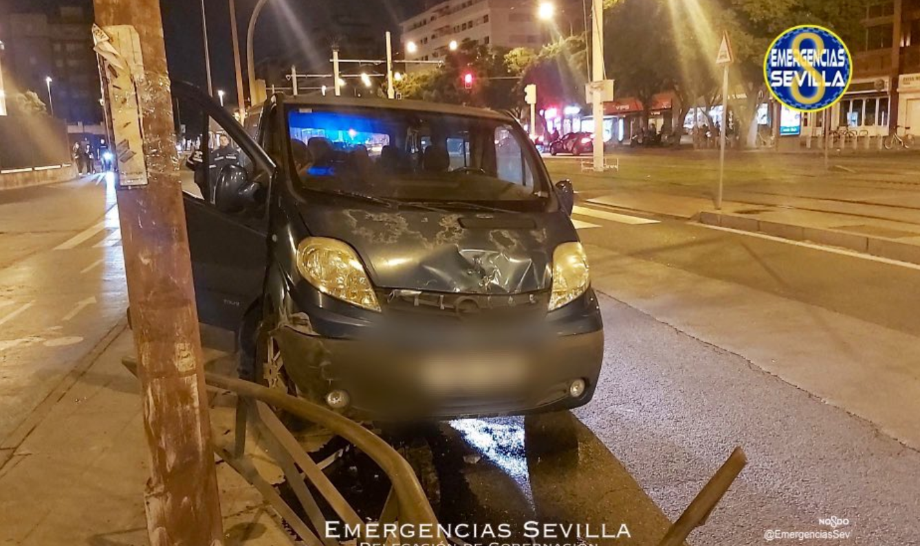 Estado en el que quedó la furgoneta tras estrellarse contra una valla en Sevilla.