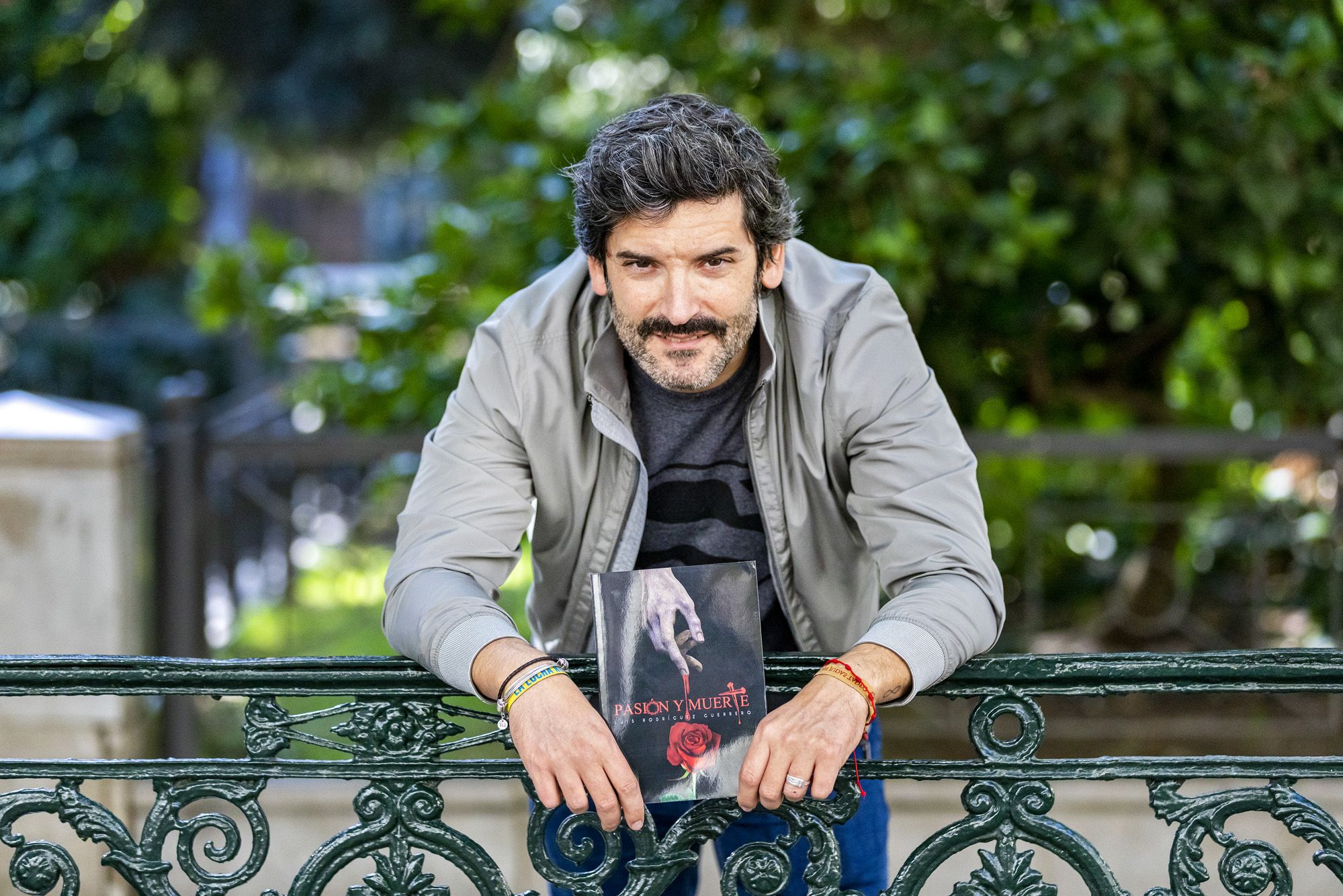 El técnico en emergencias sanitarias de Cádiz que escribe novela negra ambientada en la Semana Santa. Rodríguez Guerrero, en Cádiz, en días pasados.