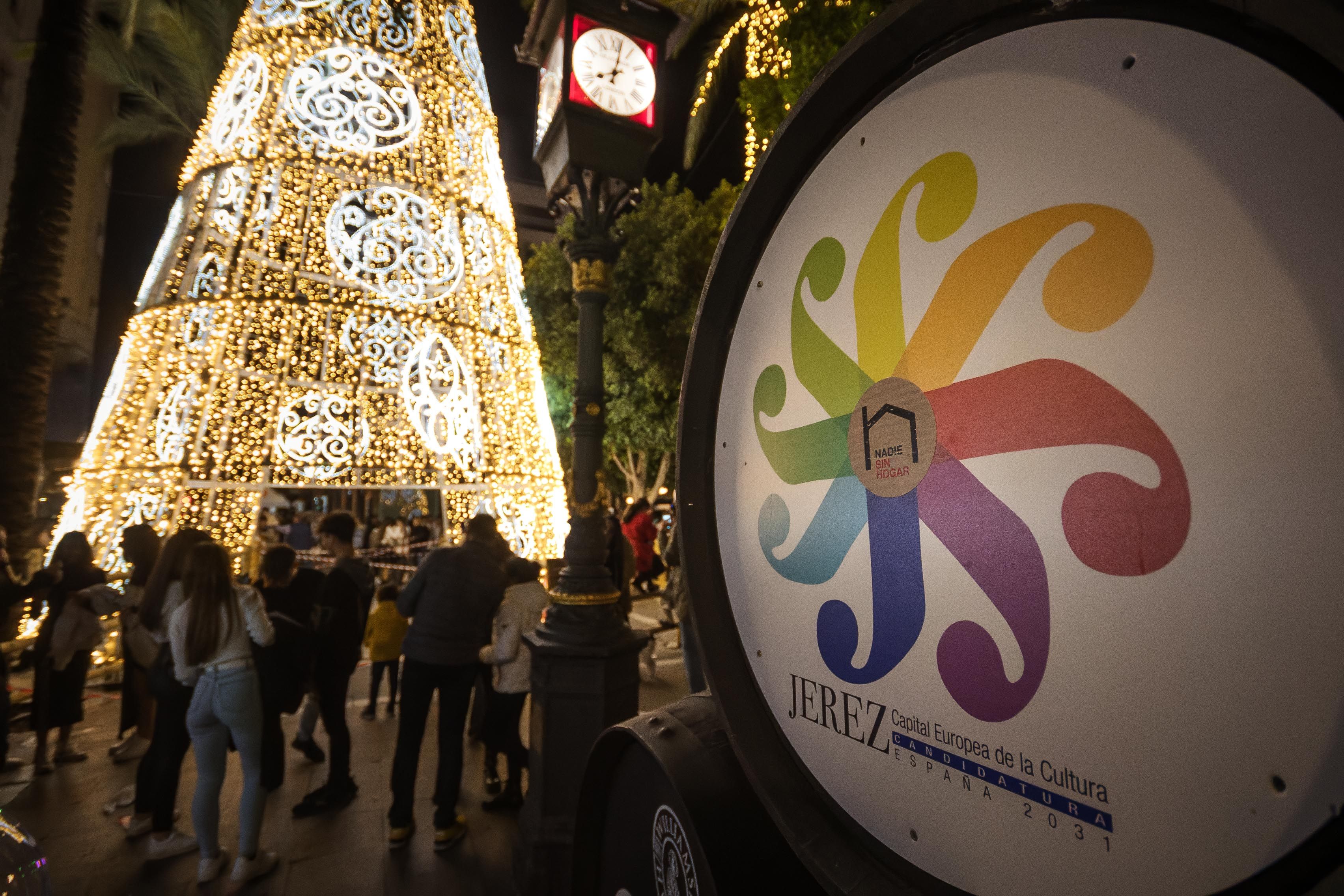 'Tartesia', los cimientos contra reloj que quieren convertir a Jerez en Capital de la Cultura 2031. En la imagen, una bota de vino con el logo de la Capitalidad, junto al mítico reloj de Losada y el árbol de Navidad del Arenal, recién inaugurado.