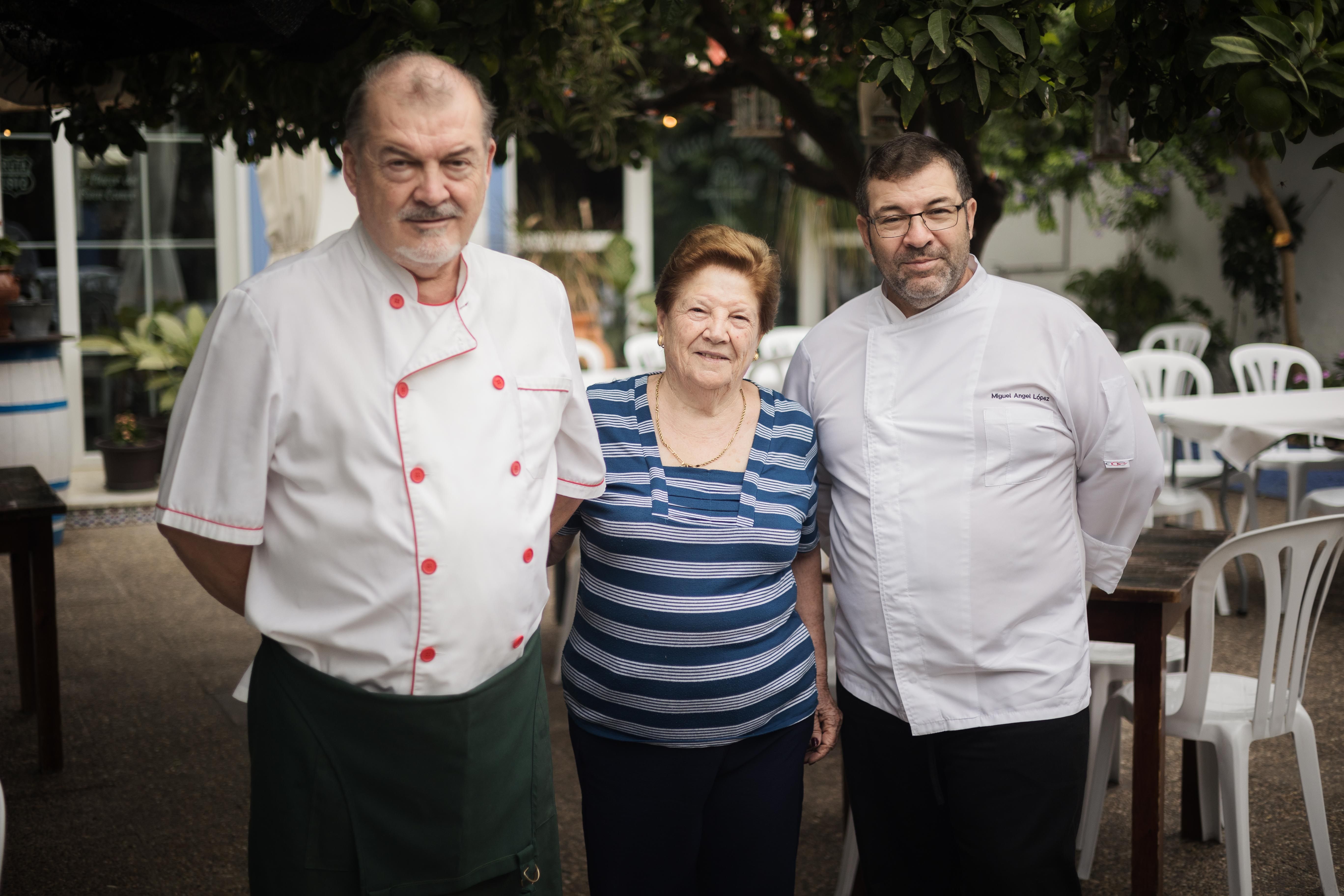 Antonio y Miguel Ángel junto a Rosario, Casa Miguel.