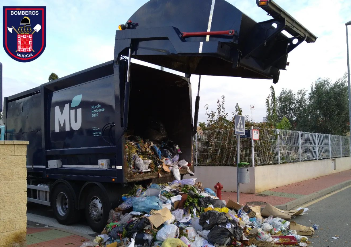 Imagen del camión de basura del que han tenido que rescatar a un joven en Murcia.