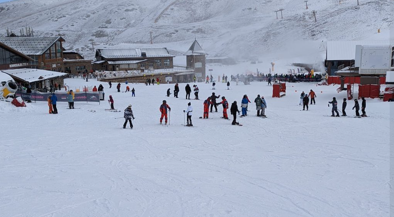 La estación de esquí de Sierra Nevada ha inaugurado su temporada de esquí 2022-2023.