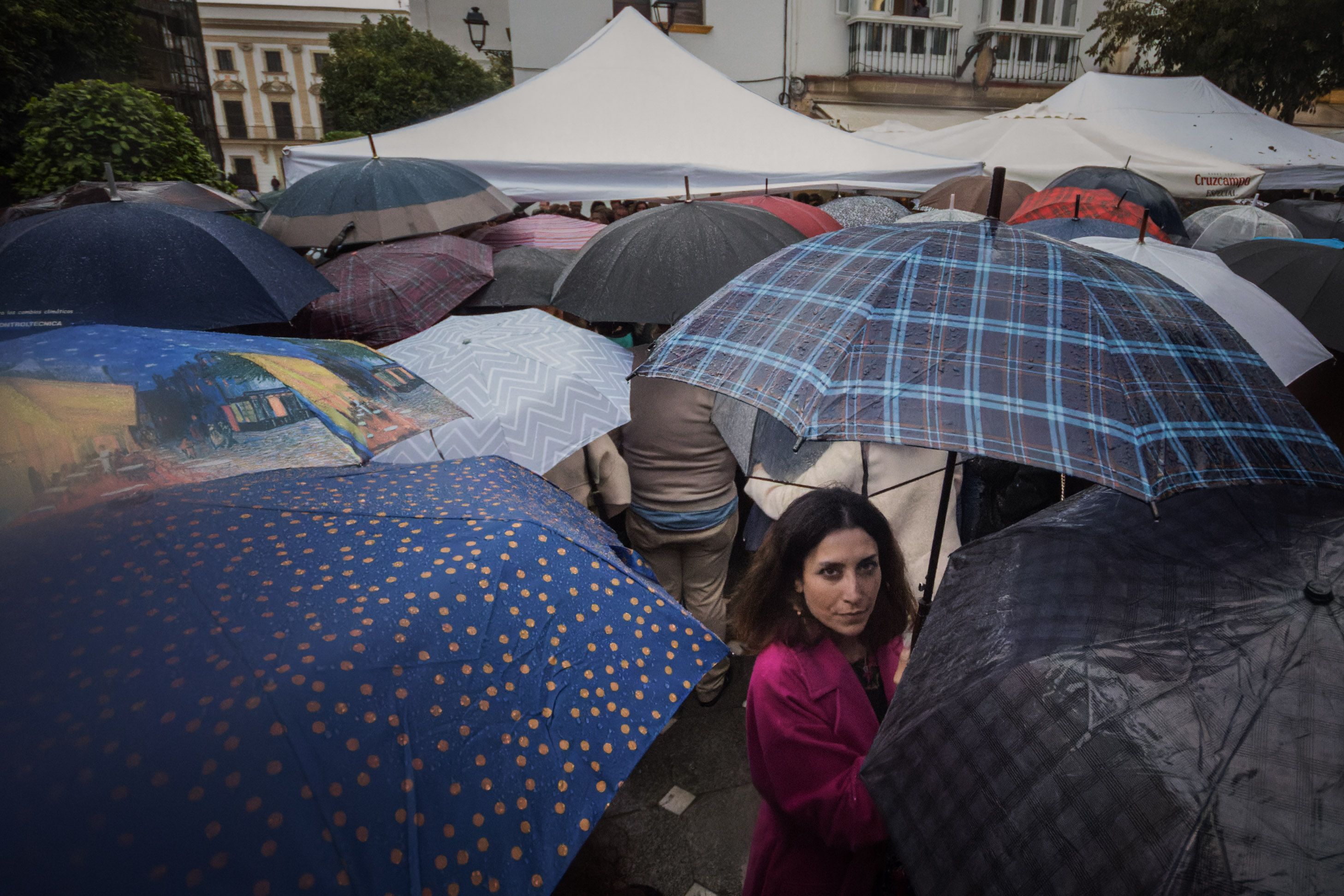 Los paraguas fueron invitados inesperados. Plaza Plateros