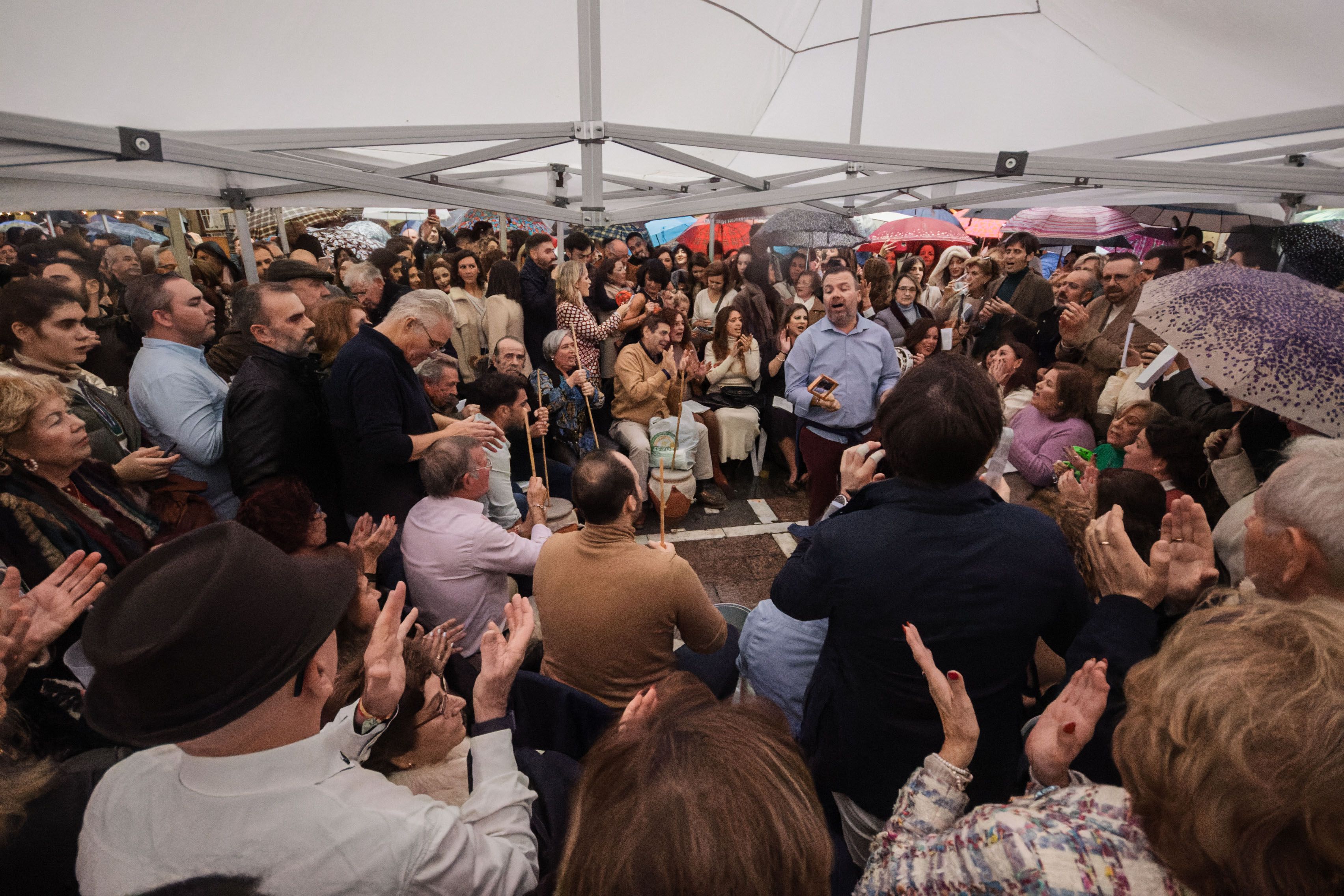 Zambomba de Casa Gabriela bajo carpas puestas por las previsiones de lluvia.