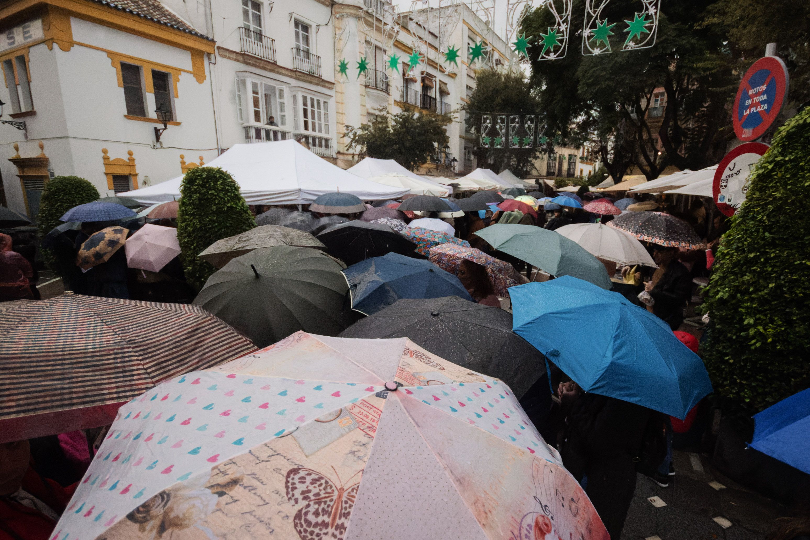 Paraguas inundando la Plaza Plateros de Jerez.