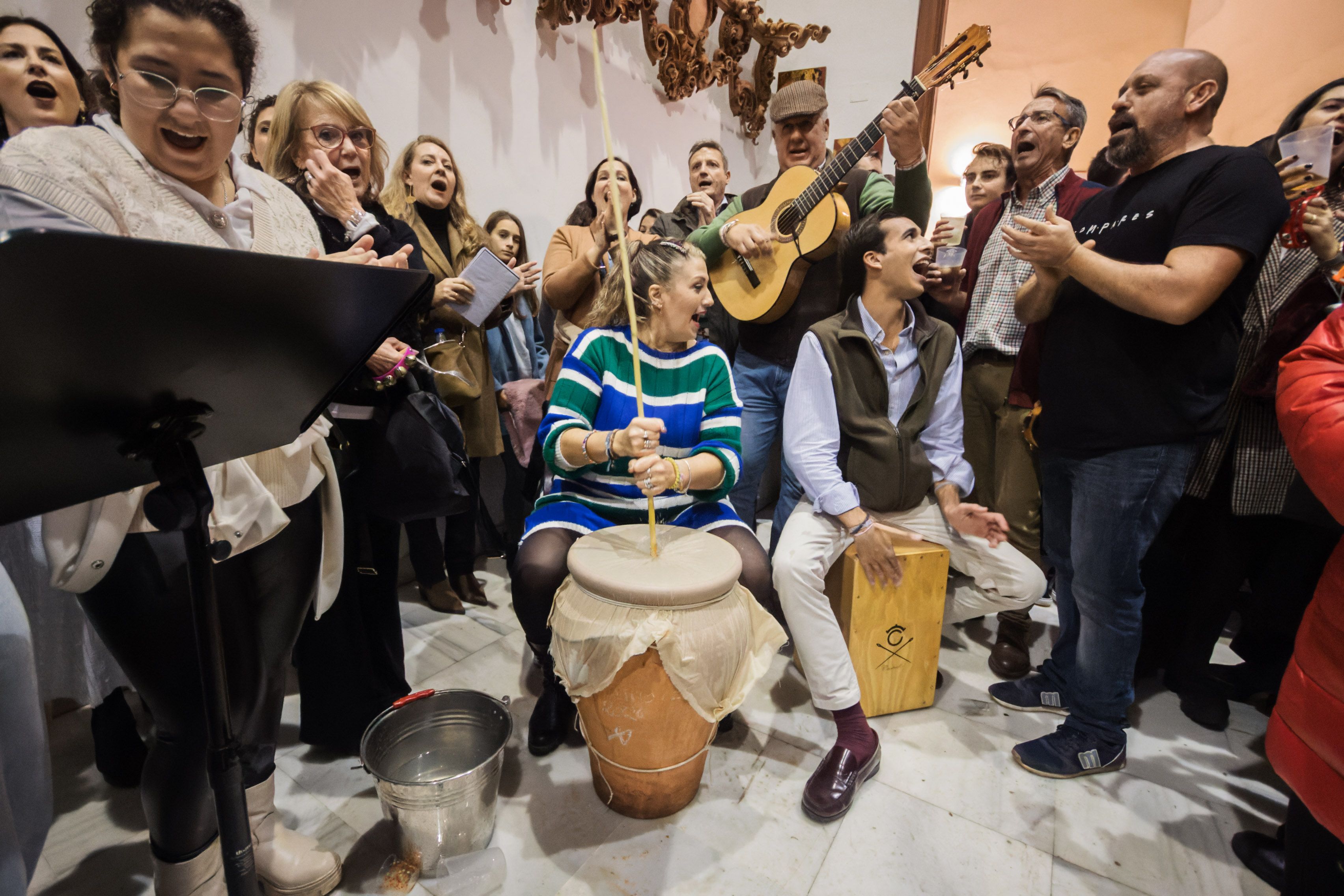 Zambomba de Casa Gabriela bajo carpas puestas por las previsiones de lluvia.