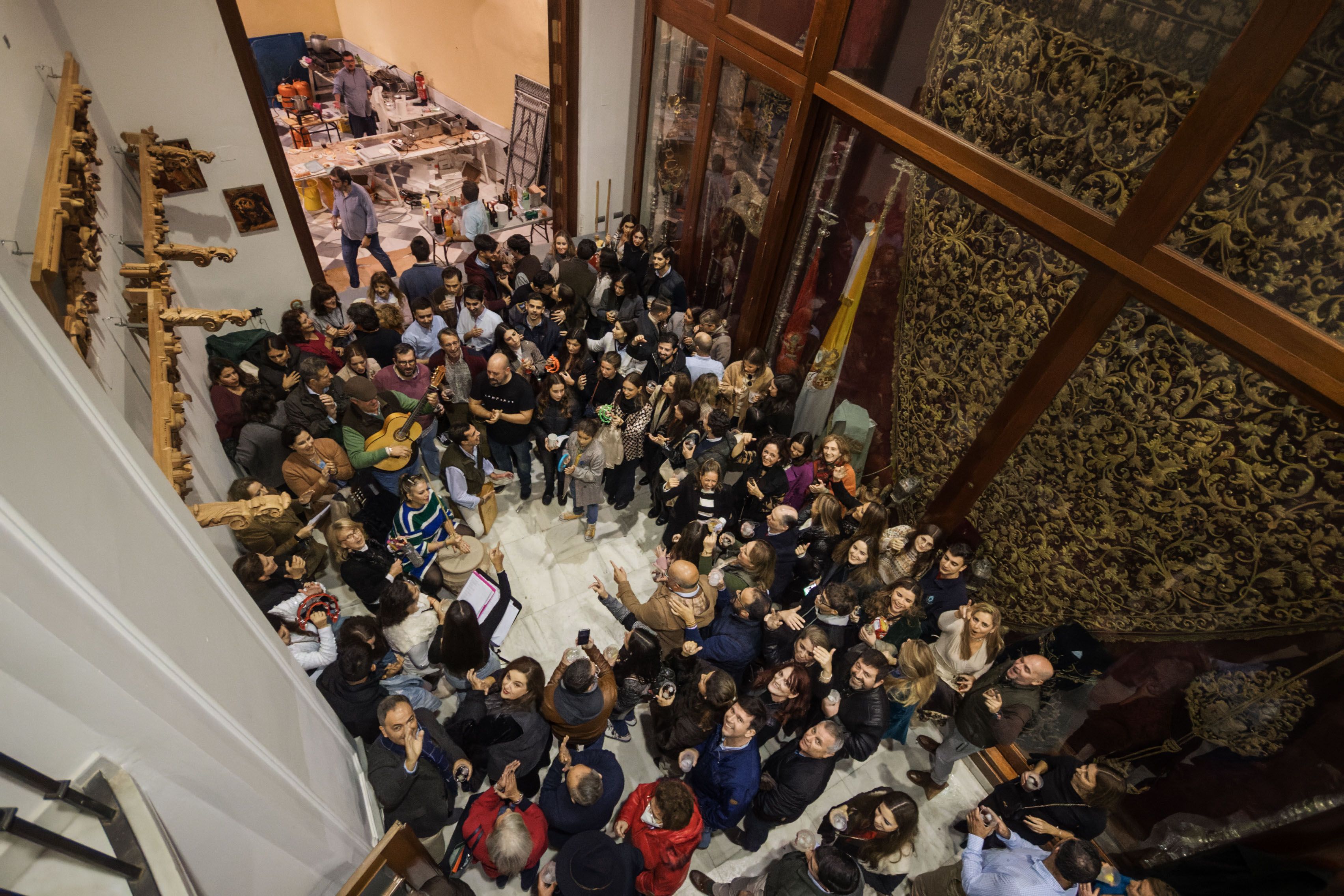 Una de las Zambombas trasladadas a causa de la lluvia, la de la hermandad del Santo Crucifijo, el pasado sábado.