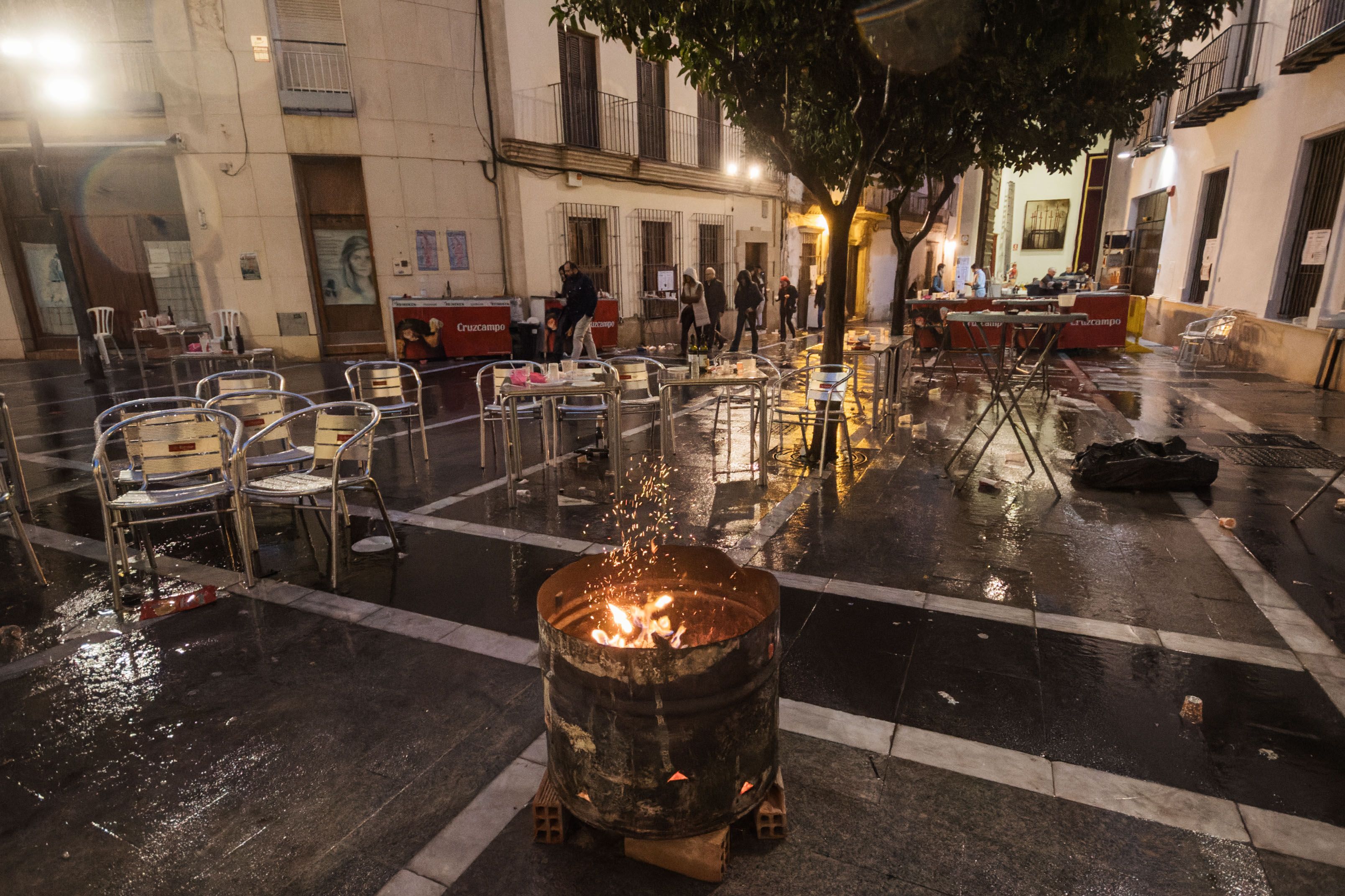 Exterior de la iglesia de San Miguel, en Jerez, con el fuego mojándose por la lluvia, este pasado fin de semana.