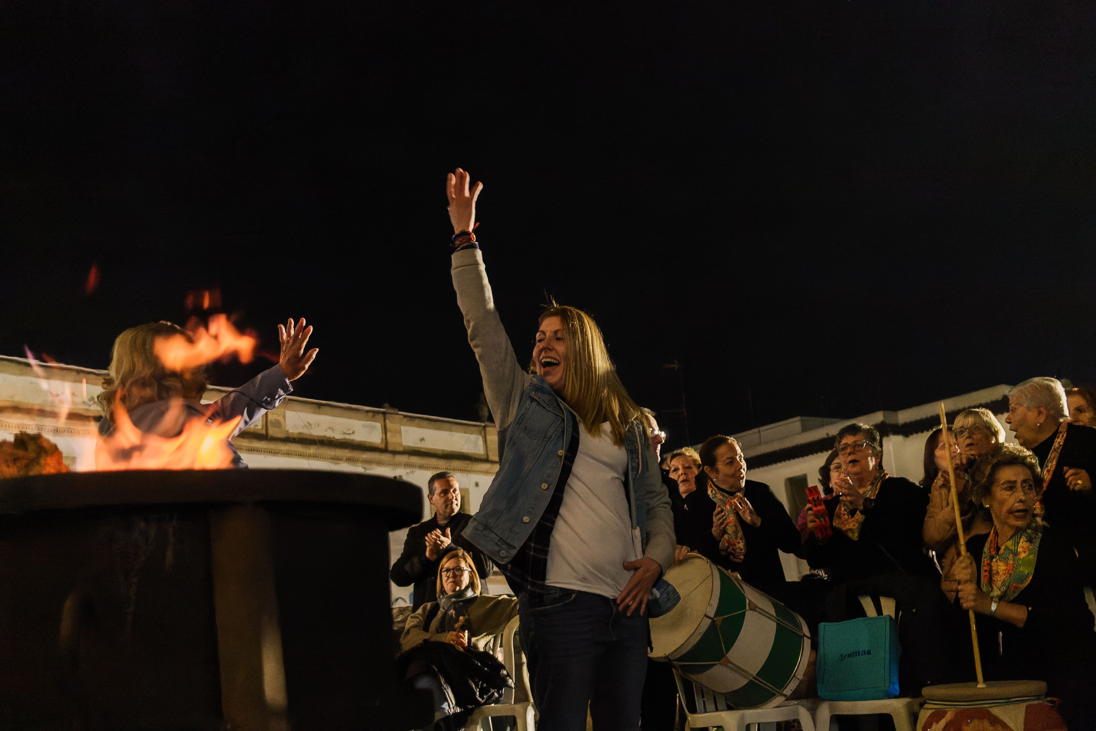 Bailes improvisados al calor del fuego 