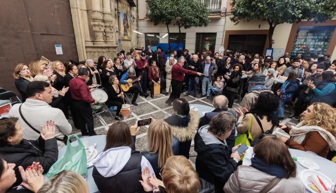 Zambomba celebrada frente la la iglesia de san Francisco.    MANU GARCÍA 
