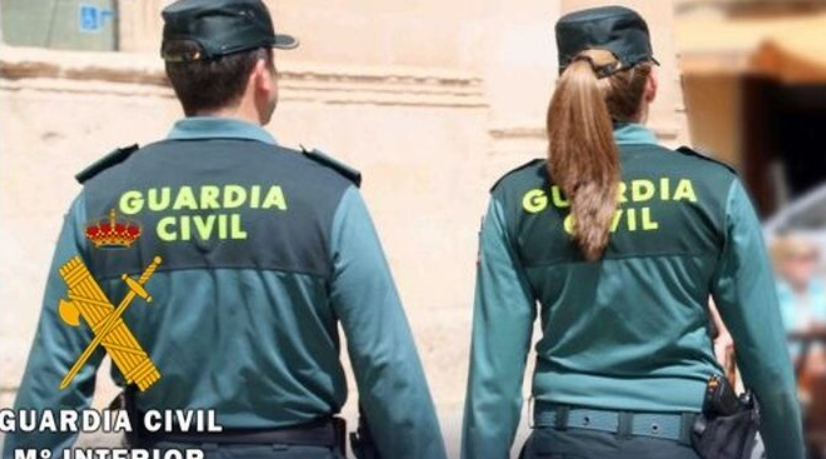 Dos agentes de la Guardia Civil, en una imagen de archivo.