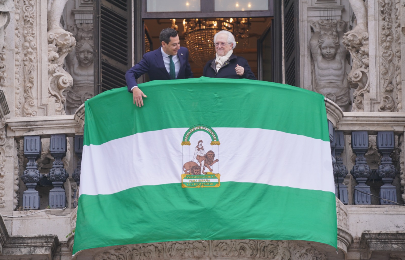 El presidente de la Junta de Andalucía, Juanma Moreno, desplegó con Alejandro Rojas-Marcos la bandera de Andalucía el 4 de diciembre de 2022.
