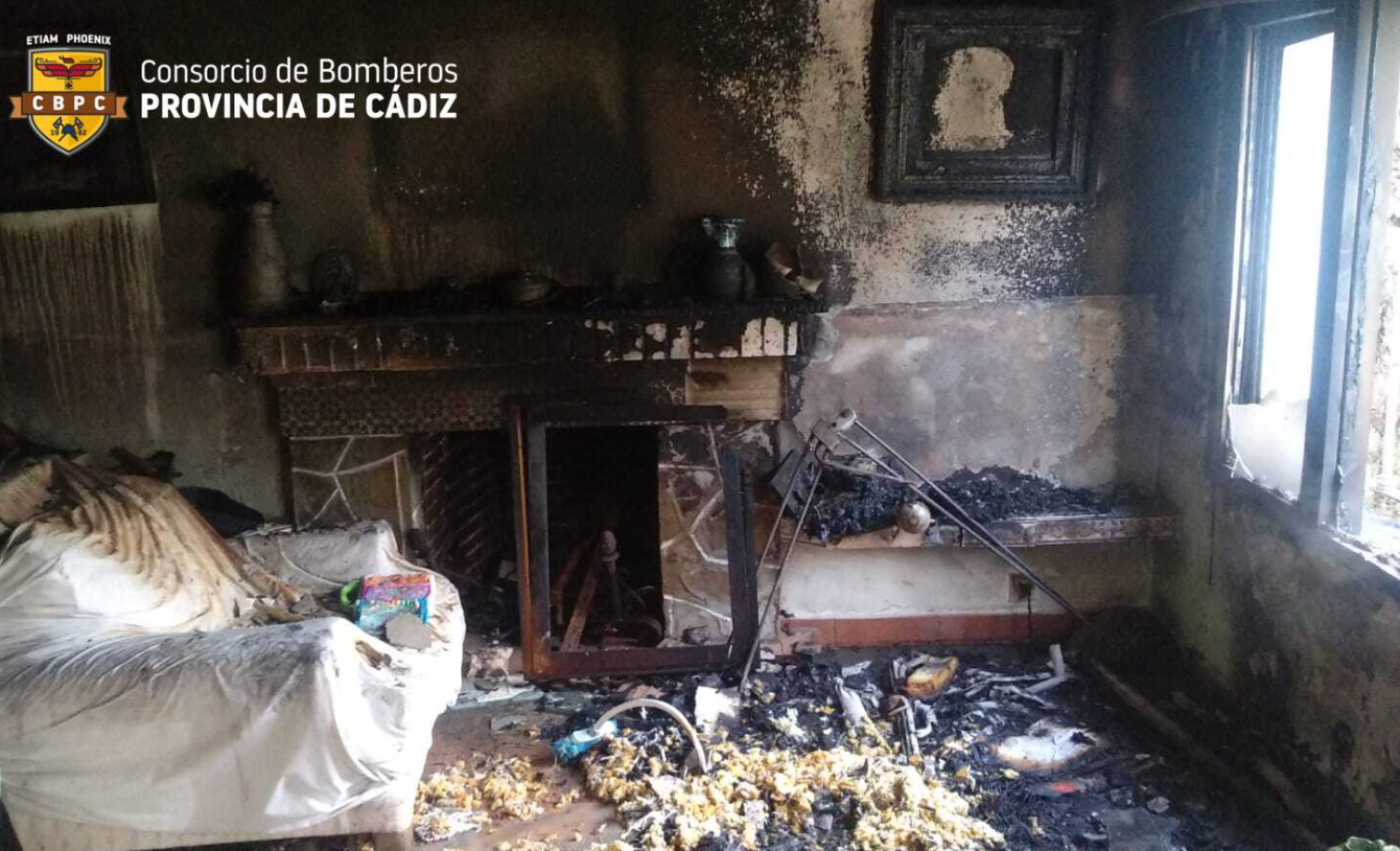 Imagen del salón calcinado en el incendio registrado en Chiclana.