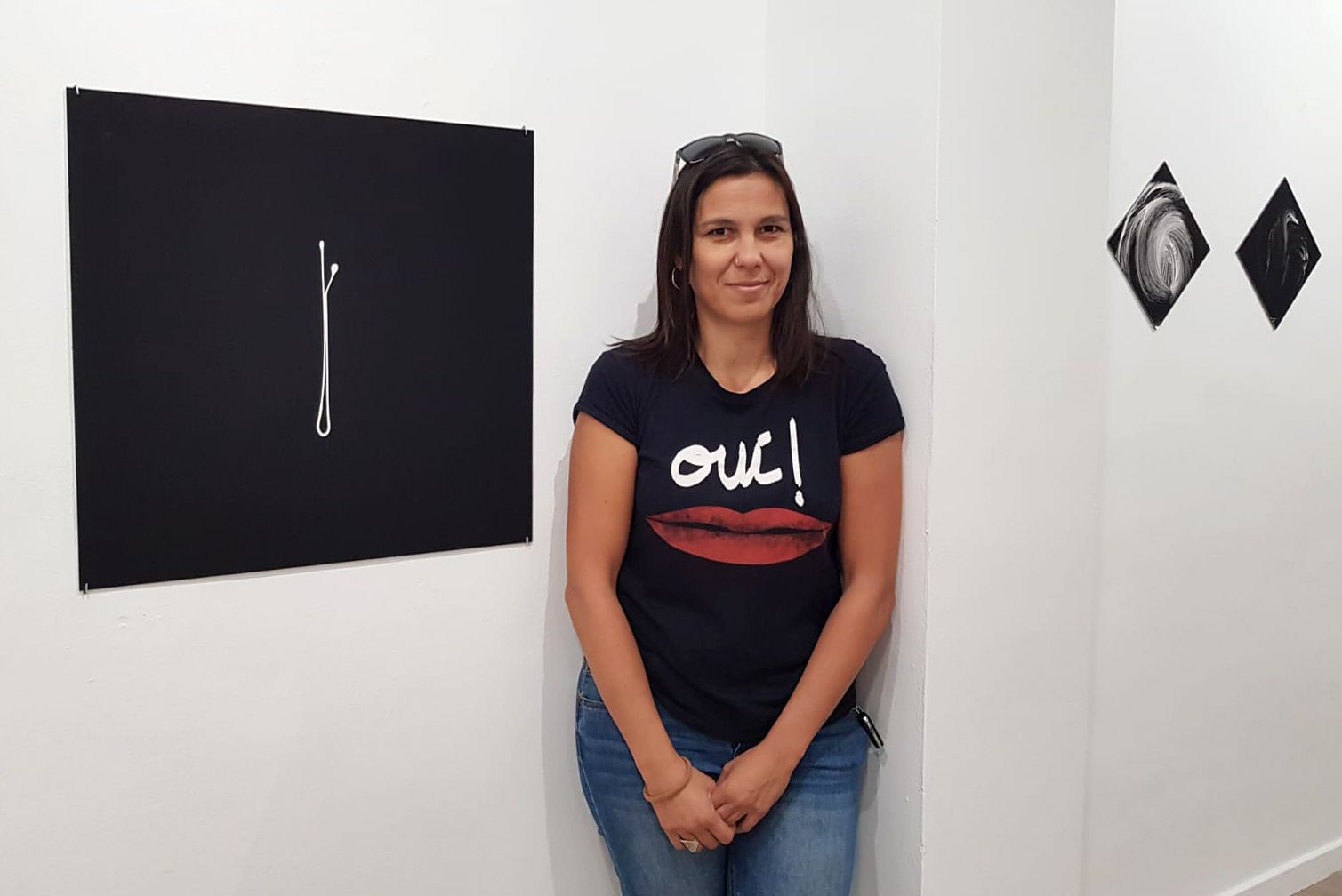 La fotógrafa jerezana Patri Díez, con algunas de sus obras.