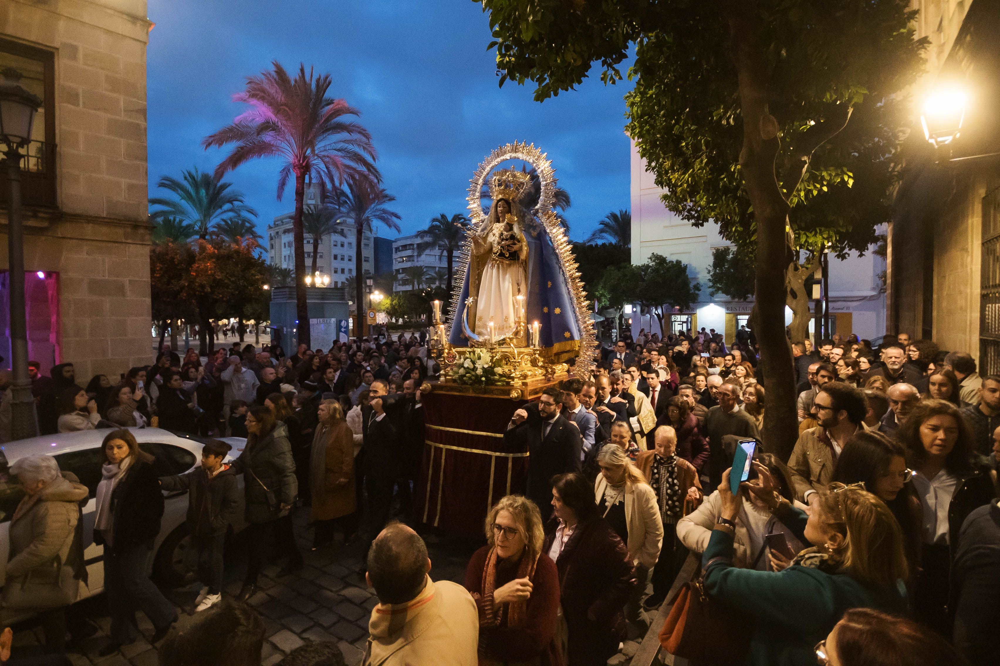 La Virgen del Rosario en su traslado a la Coral esta semana acompañada por un coro de campanilleros.