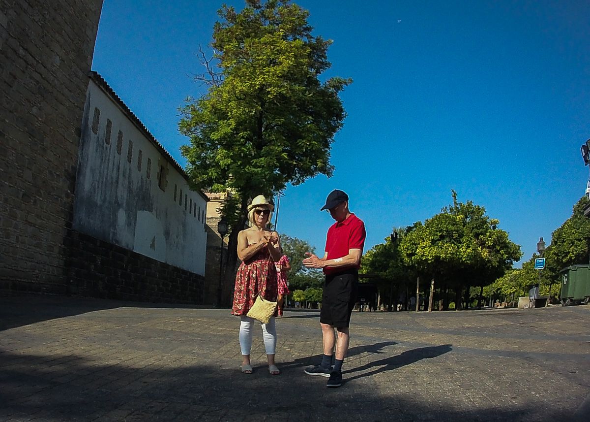 Dos turistas echándose crema en el centro de Jerez. FOTO: MANU GARCÍA.
