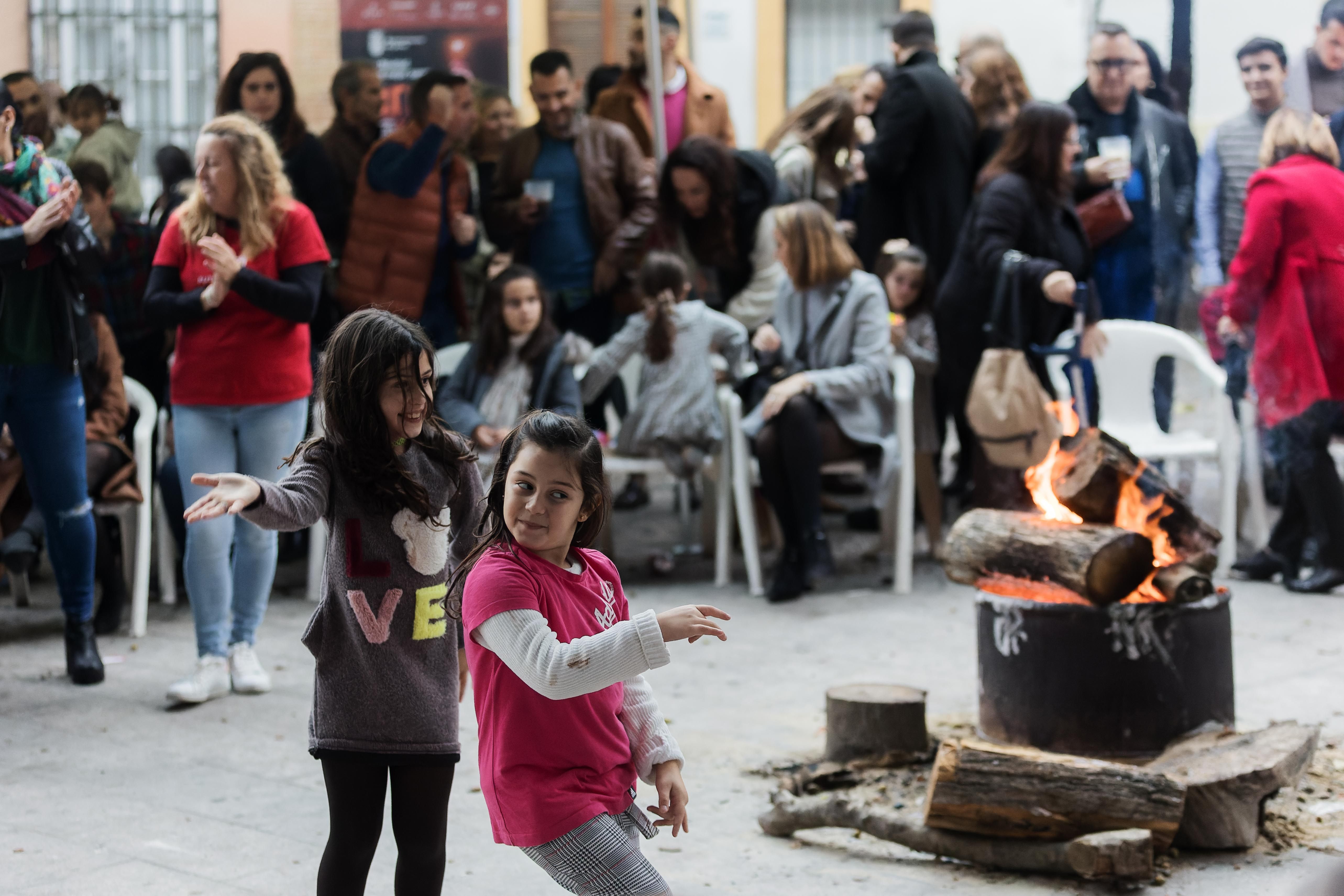 Zambomba de la asociación juvenil futuro abierto en la Alameda del Banco
