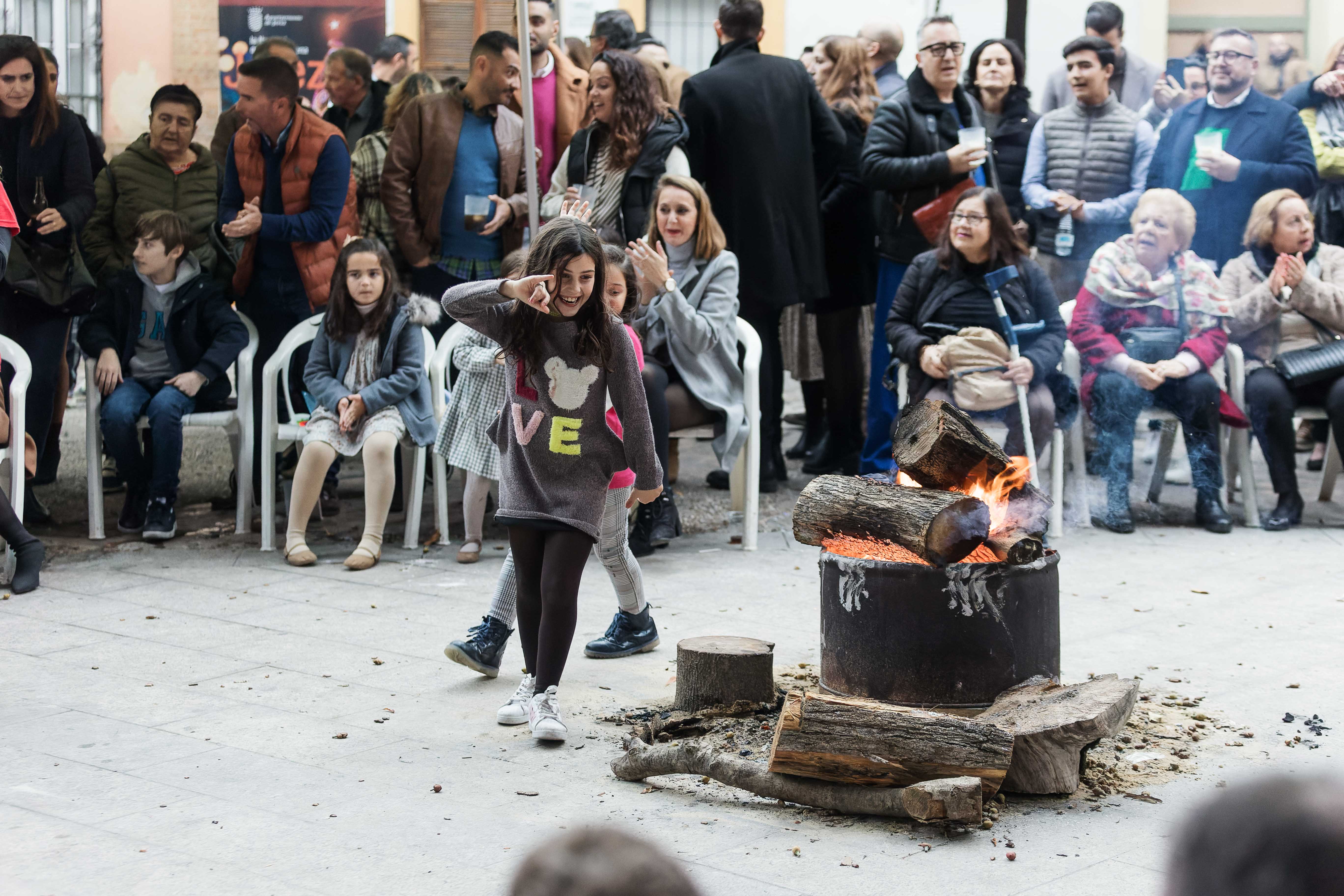 Zambomba de la asociación juvenil futuro abierto en la Alameda del Banco