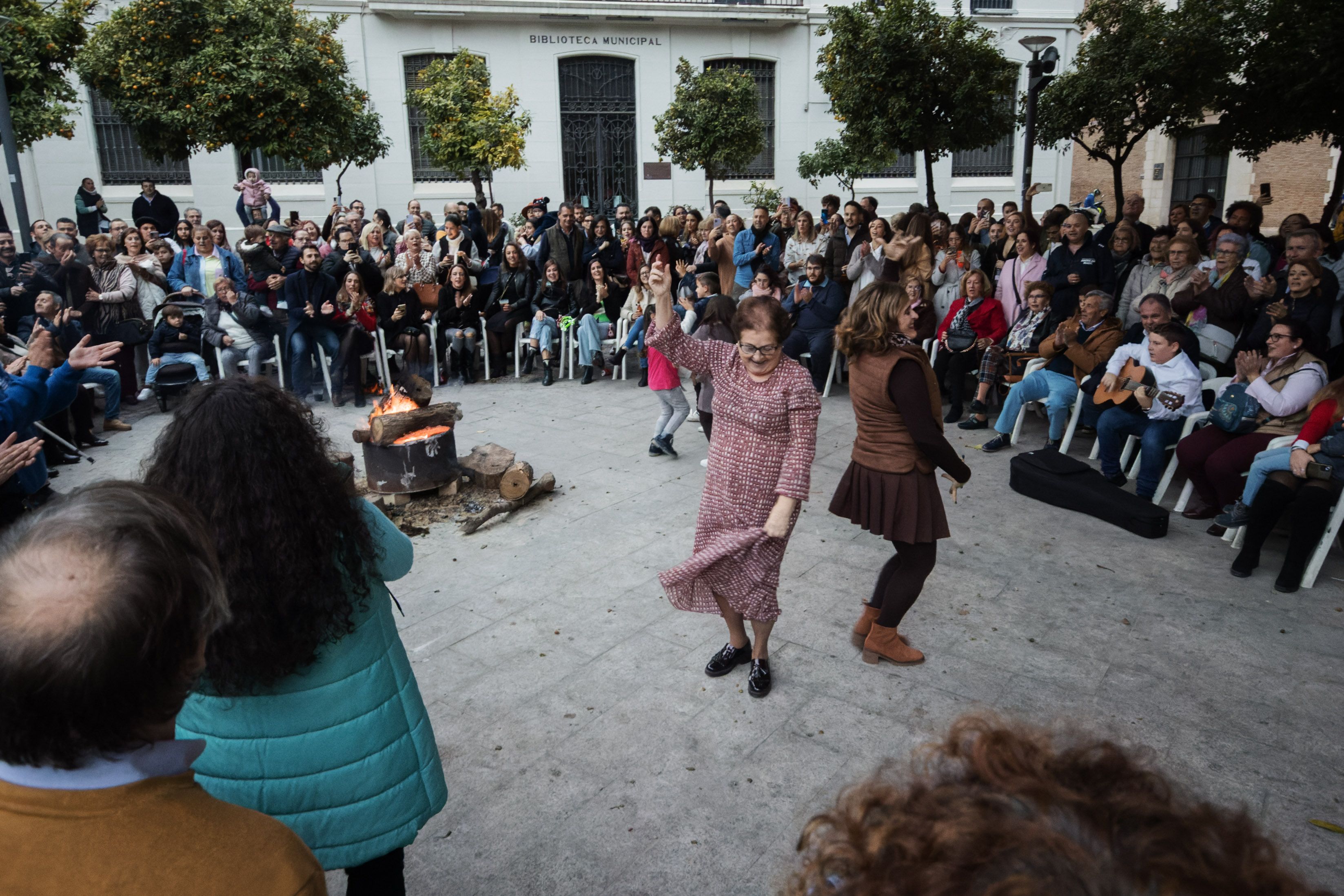 Zambomba de la asociación juvenil futuro abierto en la Alameda del Banco