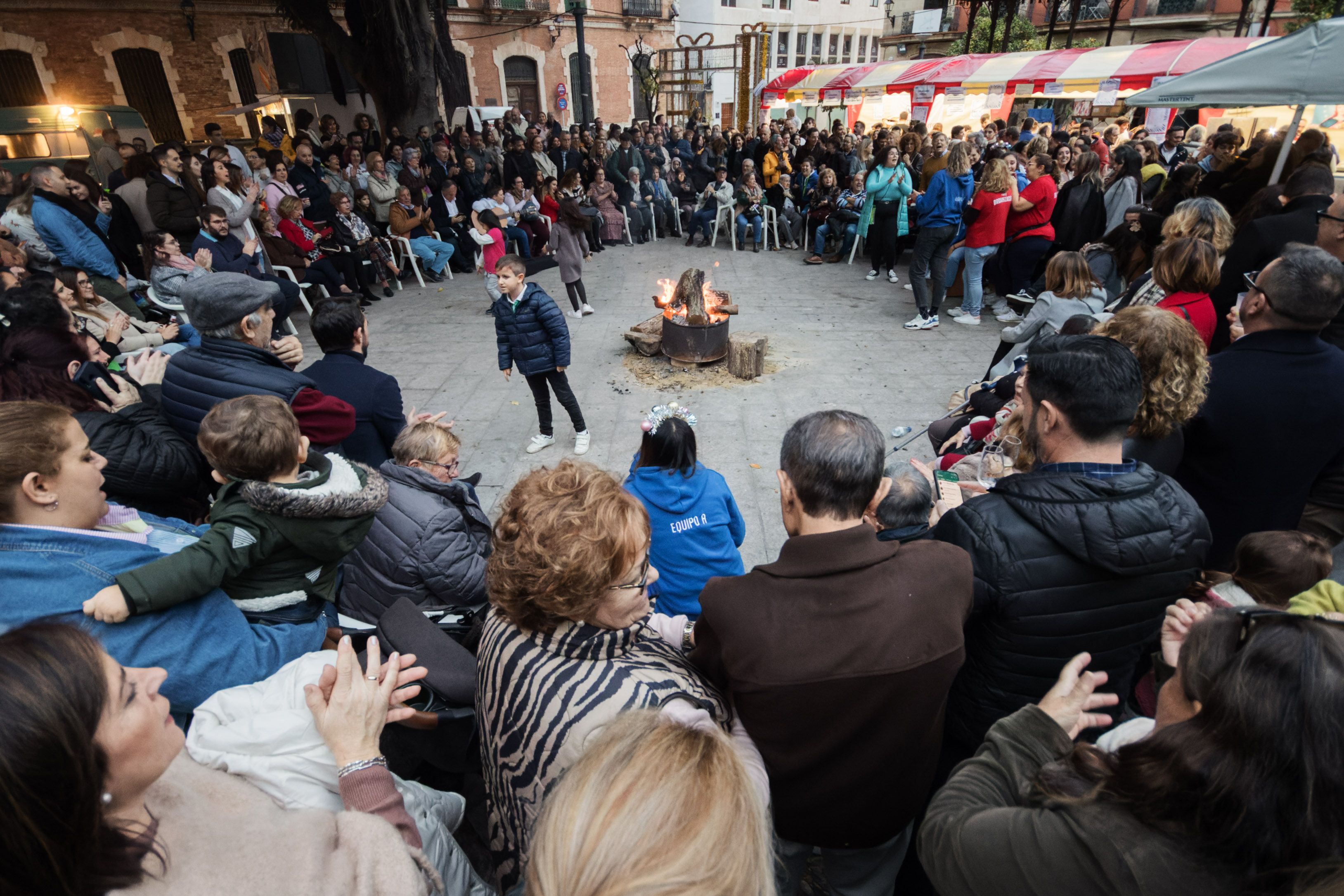 Zambomba de la asociación juvenil futuro abierto en la Alameda del Banco