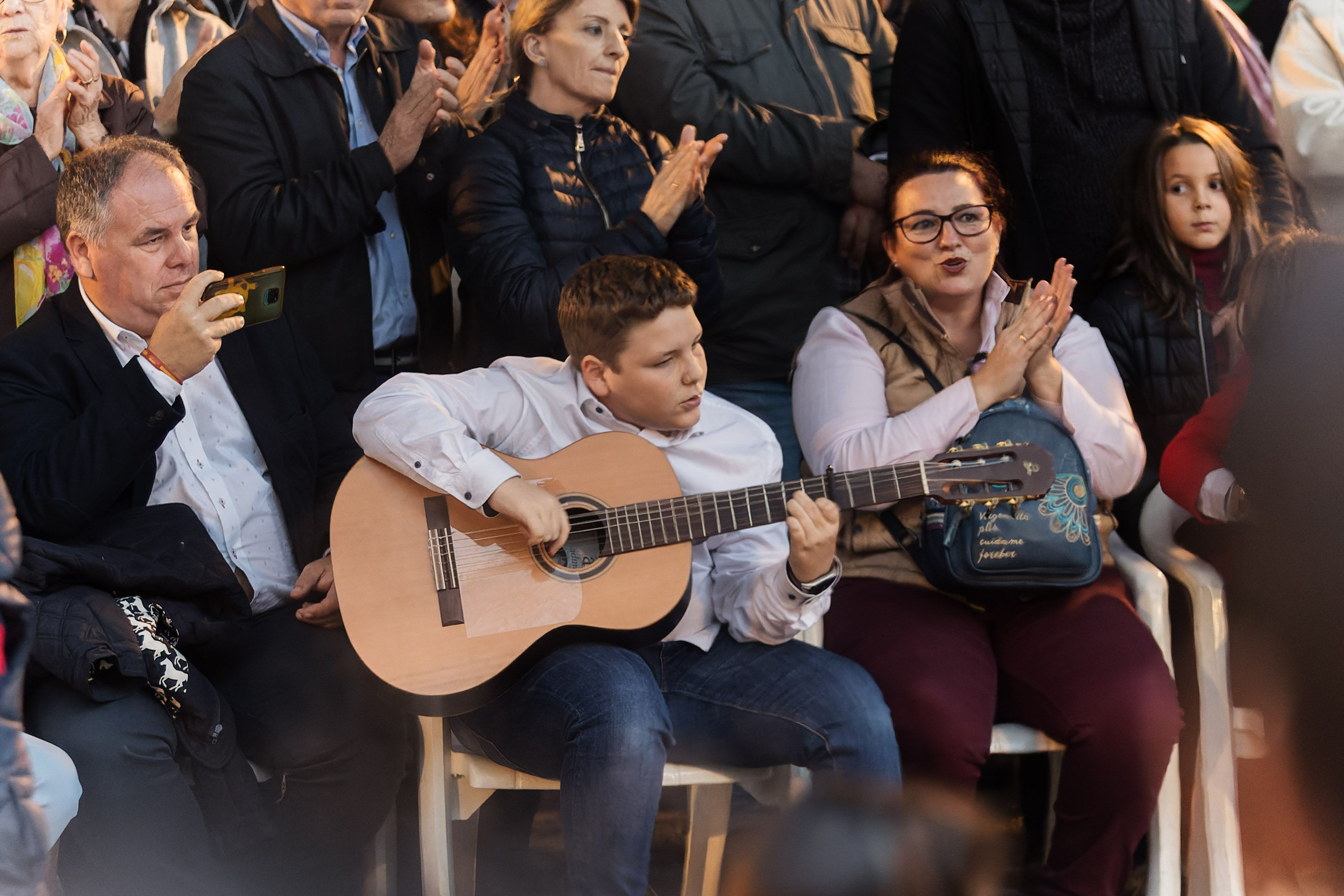 Zambomba de la asociación juvenil futuro abierto en la Alameda del Banco