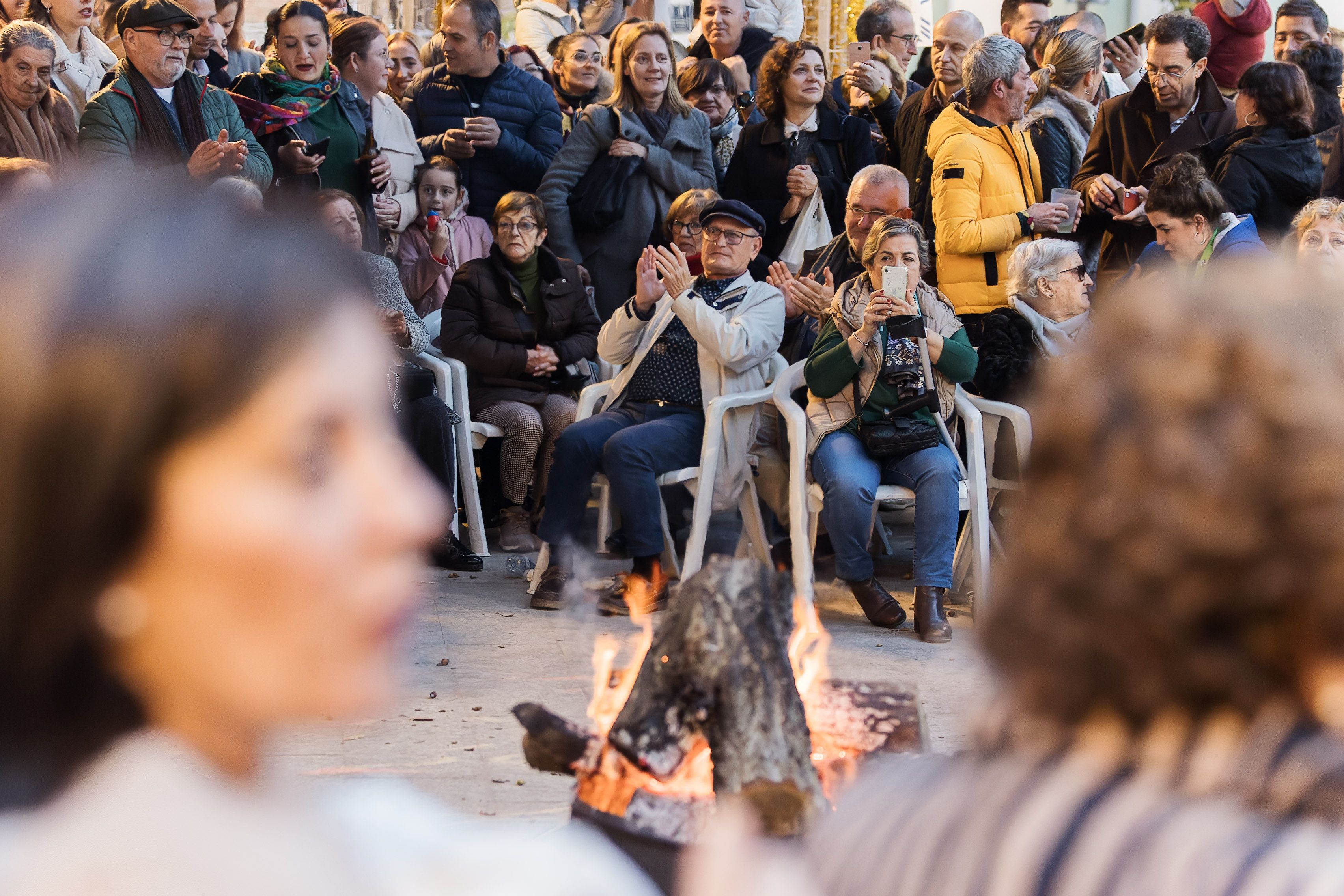 Zambomba de la asociación juvenil futuro abierto en la Alameda del Banco