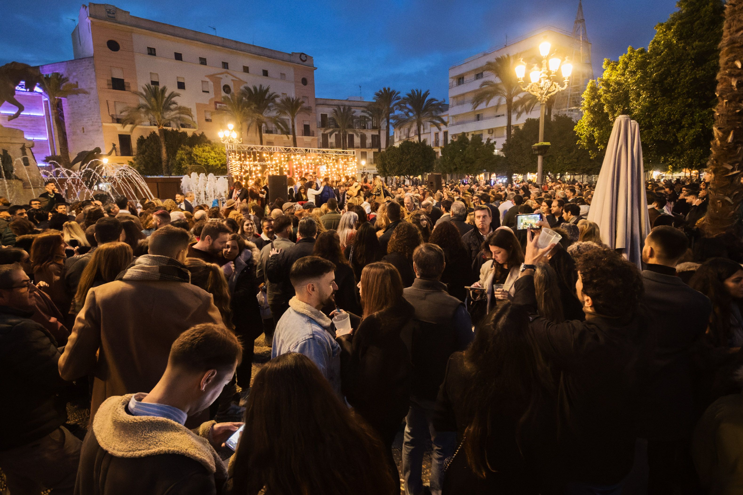 Grupo cantando villancicos en la Plaza del Arenal