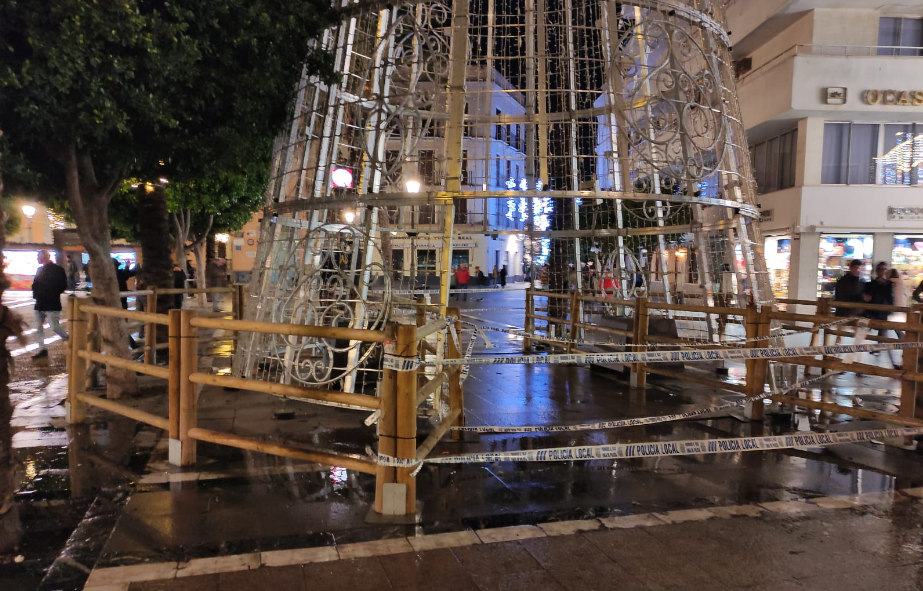 Precintan el árbol de Navidad de la Plaza del Arenal por seguridad.