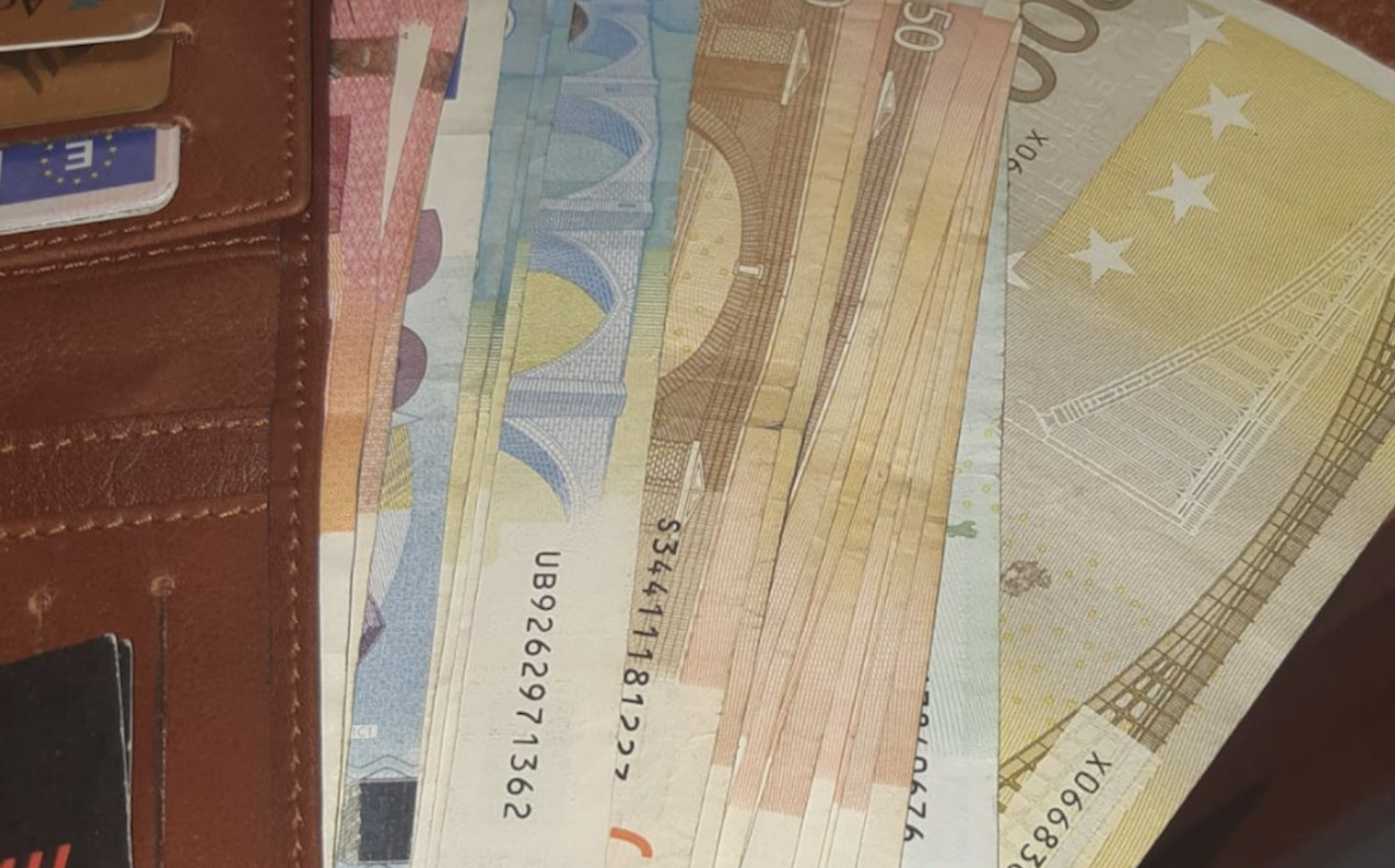 En la imagen, una cartera con numerosos billetes de euros, en una imagen de archivo.