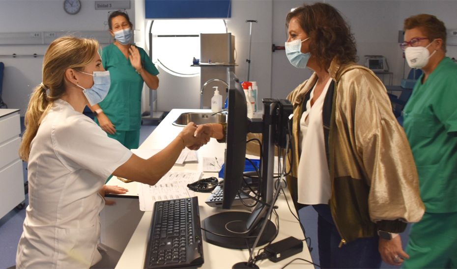 La consejera de Salud y Consumo de la Junta, Catalina García, saluda a profesionales sanitarios andaluces durante la visita a un centro del SAS.