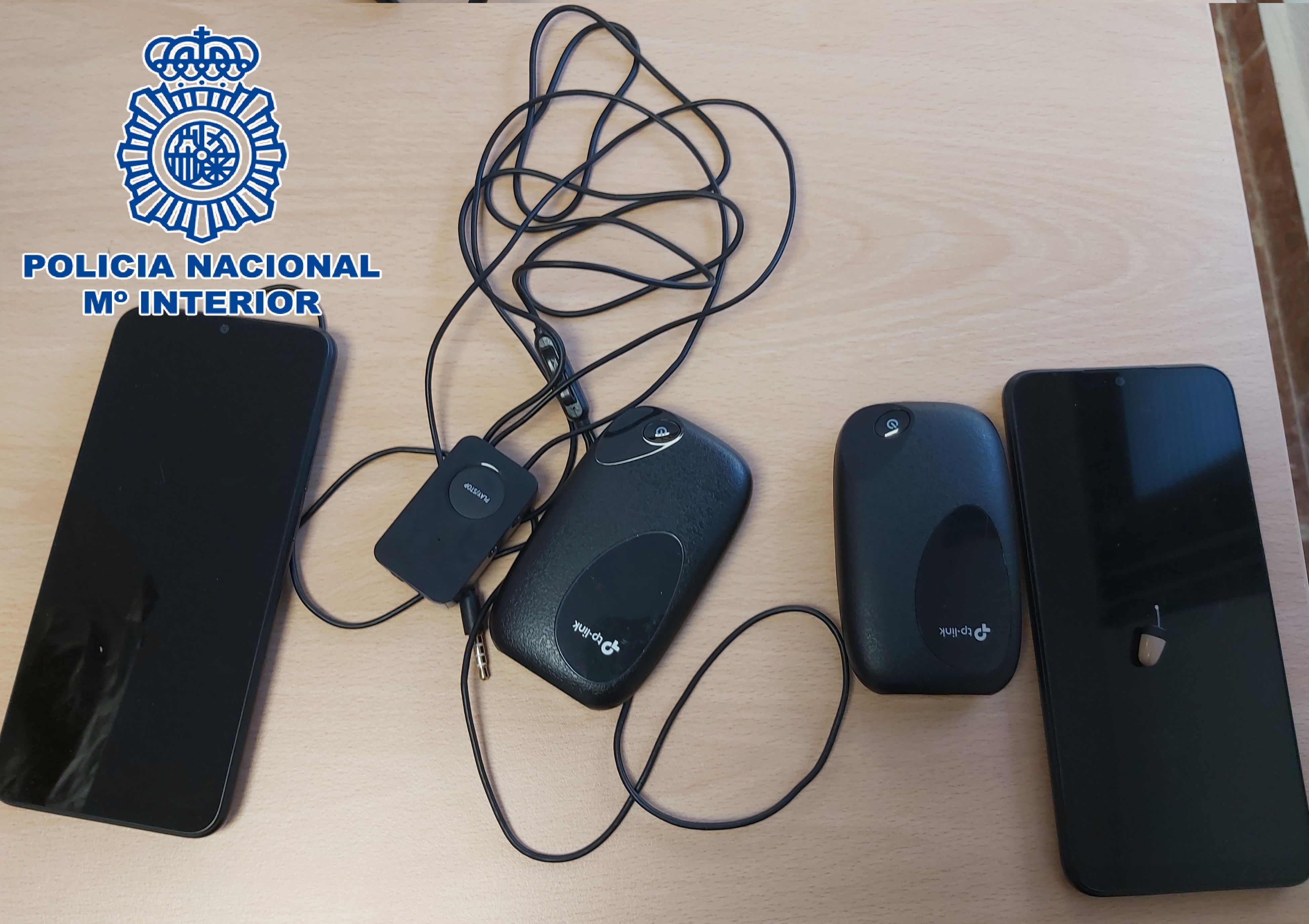 Destapan a un grupo que 'soplaba' las respuestas de los exámenes del carné en Cádiz.