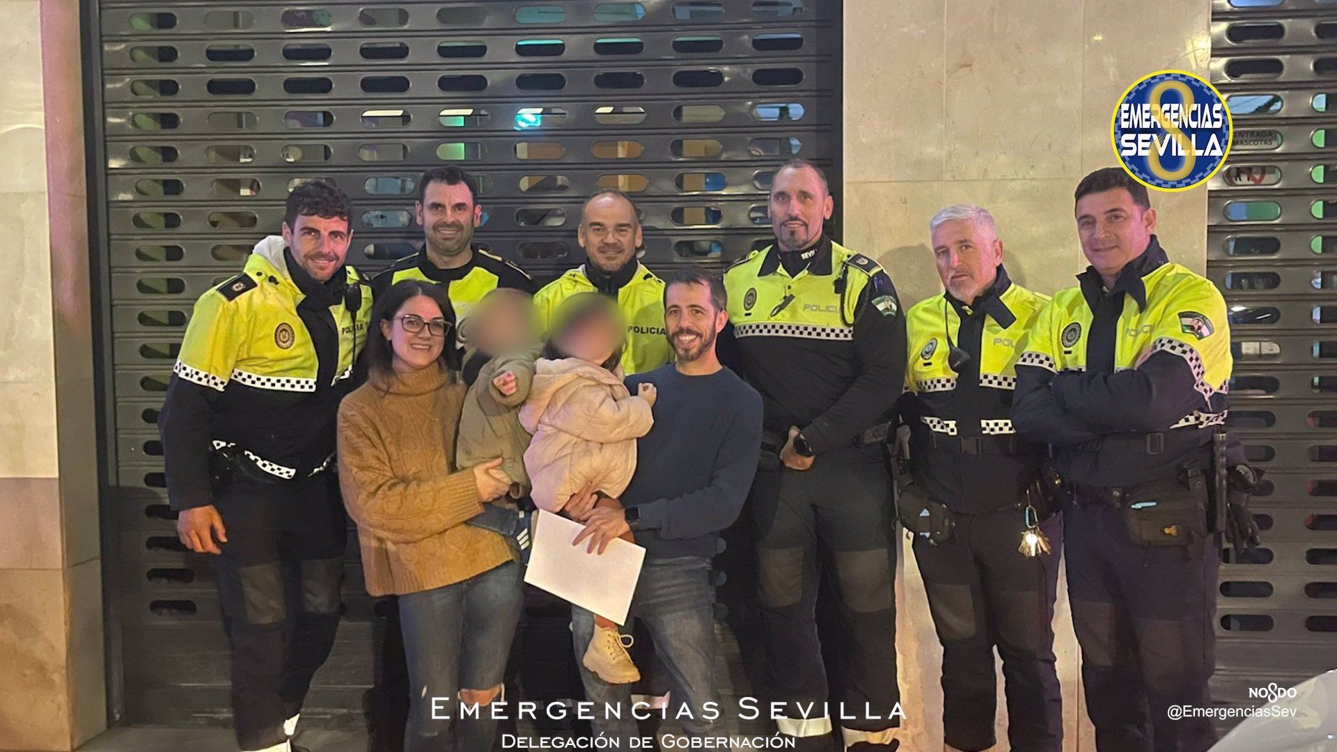 Familia con los agentes de la Policía Local de Sevilla.  EMERGENCIAS SEVILLA