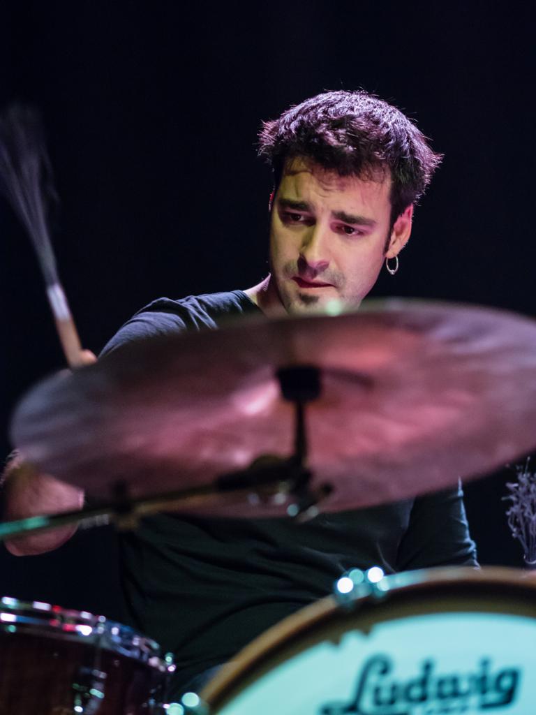 Javi Ruibal tocando la batería en uno de sus conciertos. FOTO: Cedida por Javi Ruibal.