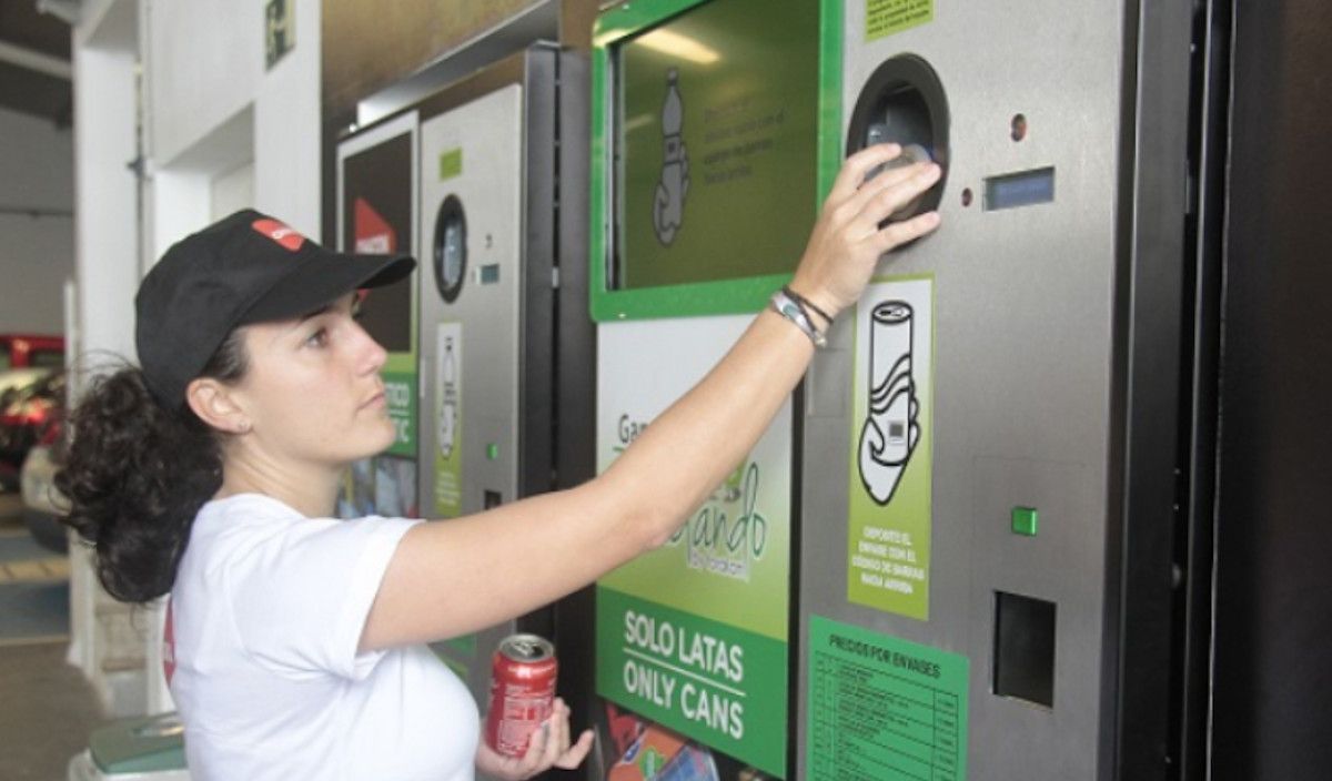 Instalar máquinas de reciclaje de envases y plásticos con recompensa, una nueva propuesta en El Puerto.