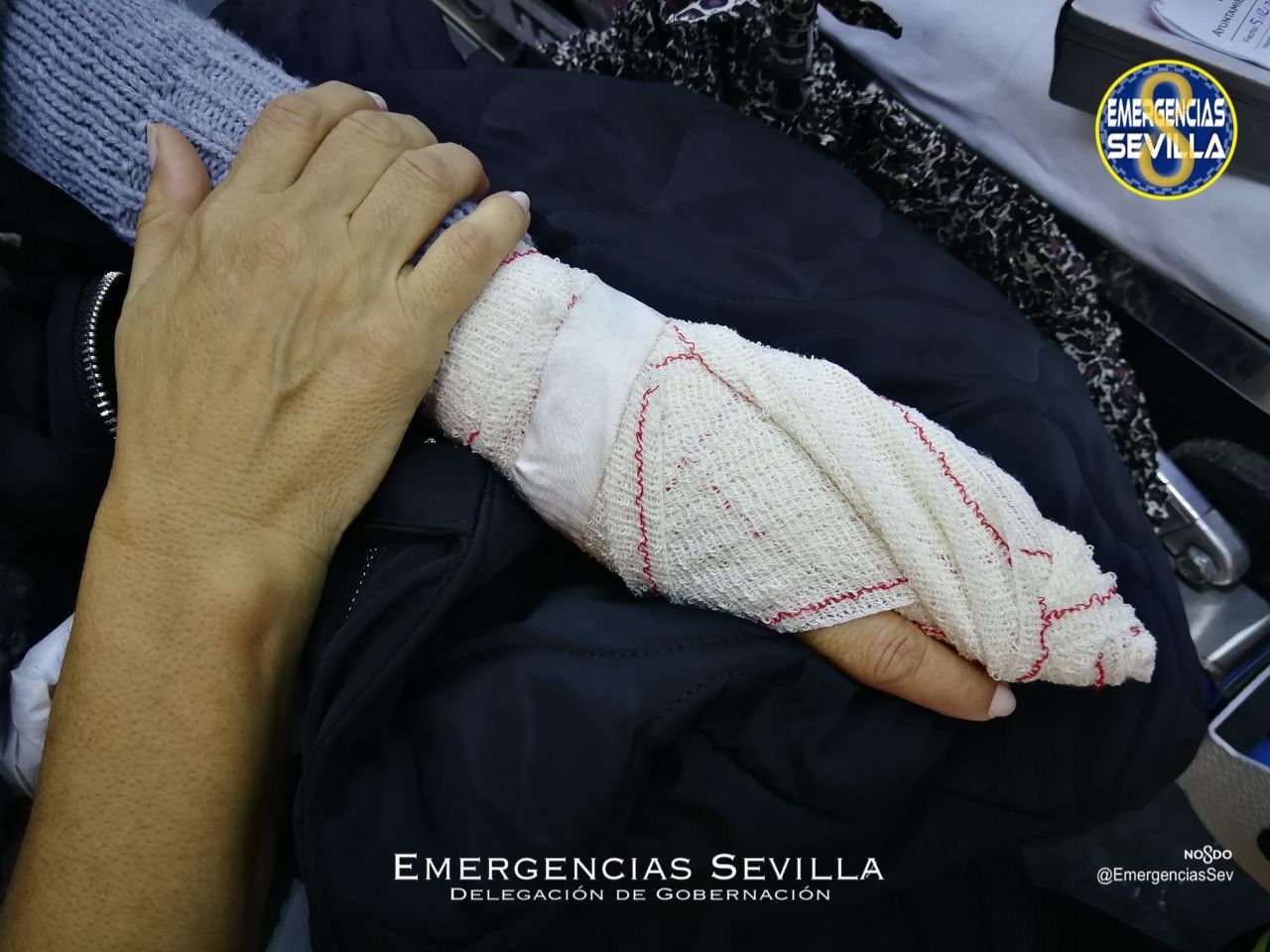 La mano de una profesora de Sevilla, atrapada en una destructora de documentos.