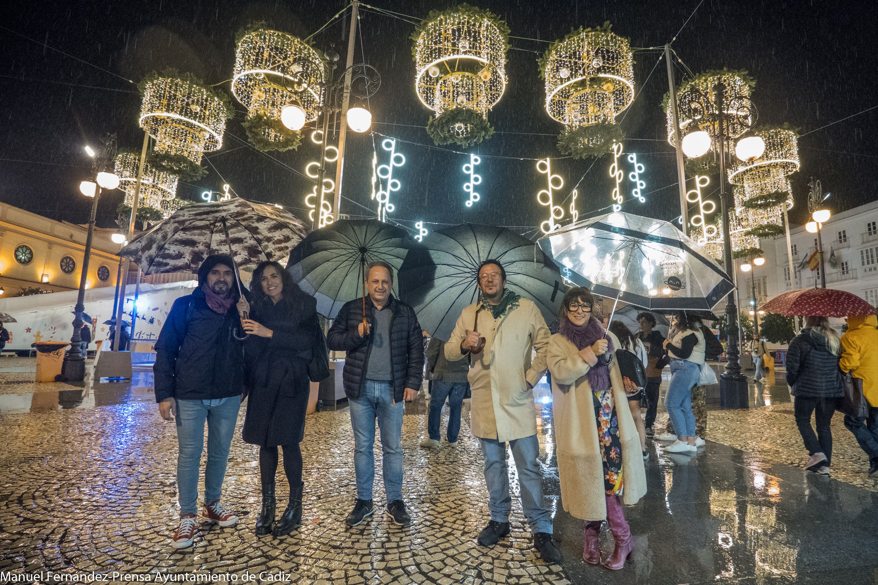 José María González acompañado de ediles del Ayuntamiento en el acto inaugural.